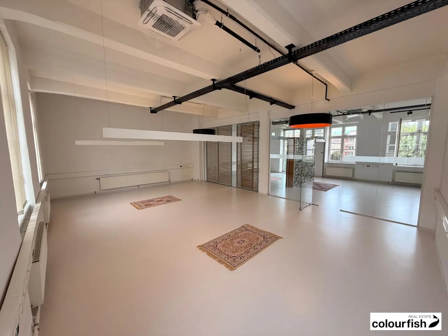 Loftbüro Nähe Matzleinsdorfer Platz mit kleinem Balkon