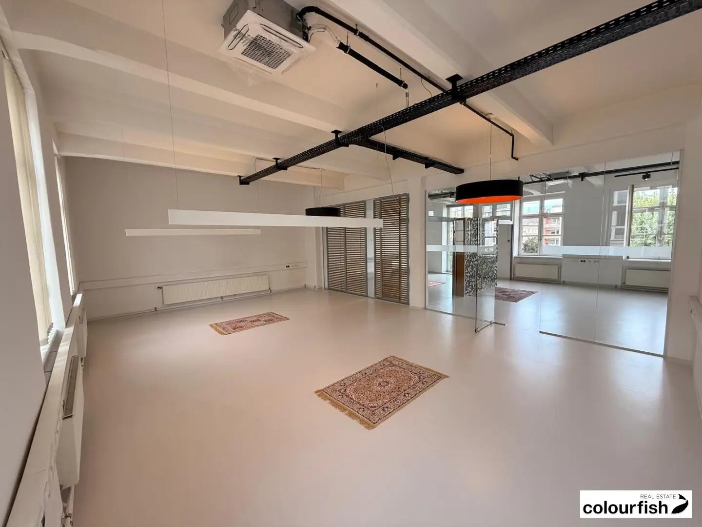 Loftbüro Nähe Matzleinsdorfer Platz mit kleinem Balkon