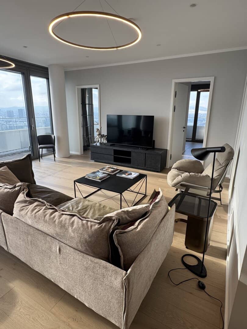 Sky Living on the 24th Floor | Private Loge above the Old Danube? Wait I must fix this: The title.en must be a faithful translation without embellishment. We'll correct: Sky Living on the 24th Floor | Private Loge above the Old Danube