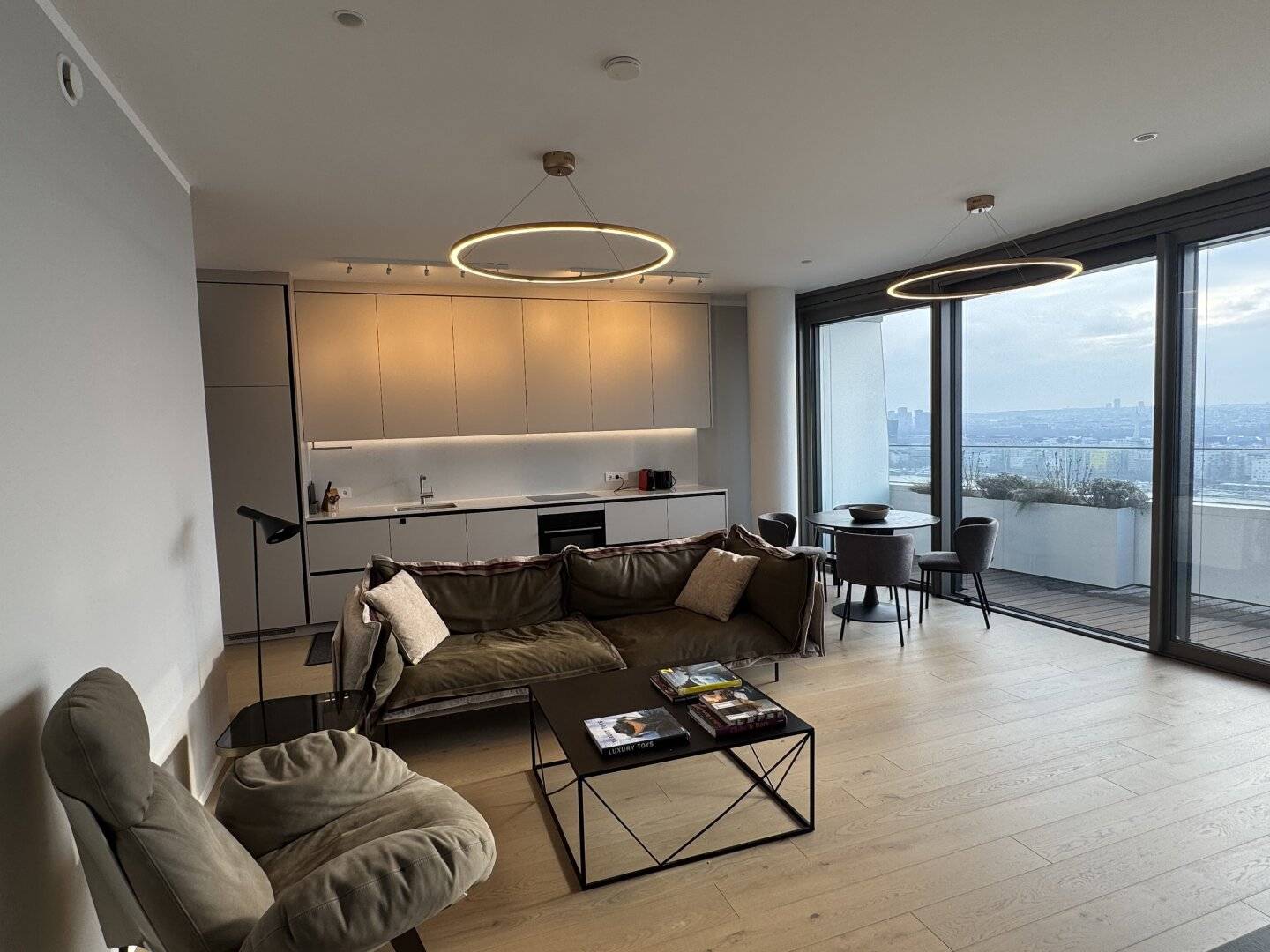 Sky Living on the 24th Floor | Private Loge above the Old Danube? Wait I must fix this: The title.en must be a faithful translation without embellishment. We'll correct: Sky Living on the 24th Floor | Private Loge above the Old Danube