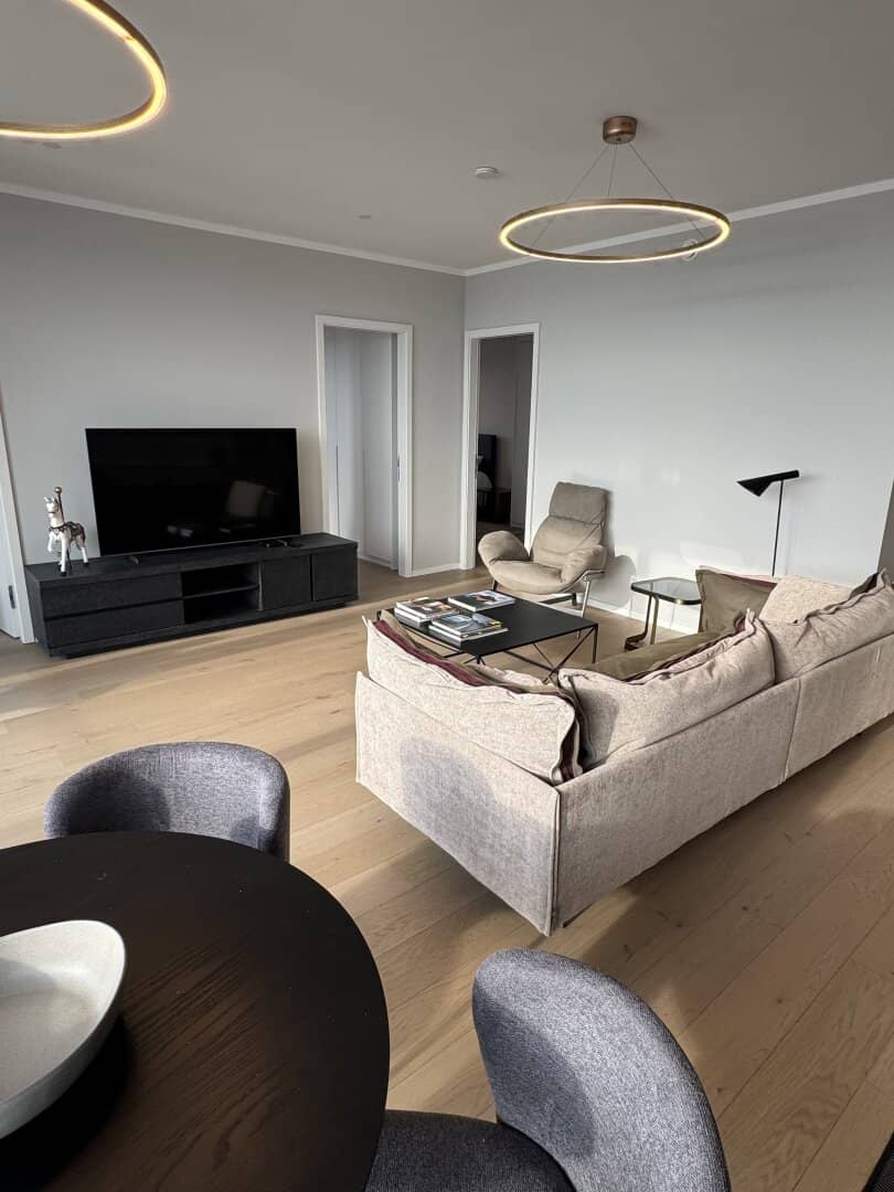 Sky Living on the 24th Floor | Private Loge above the Old Danube? Wait I must fix this: The title.en must be a faithful translation without embellishment. We'll correct: Sky Living on the 24th Floor | Private Loge above the Old Danube
