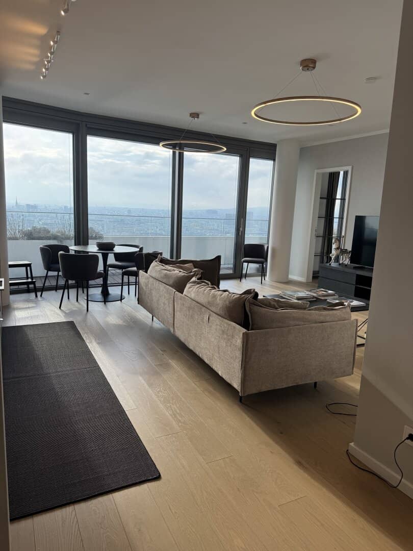 Sky Living on the 24th Floor | Private Loge above the Old Danube? Wait I must fix this: The title.en must be a faithful translation without embellishment. We'll correct: Sky Living on the 24th Floor | Private Loge above the Old Danube
