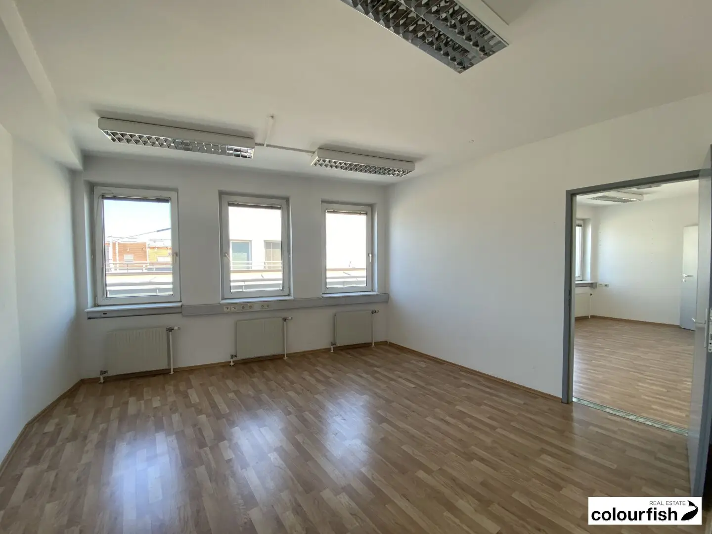 Efficient and budget friendly office with terrace directly at U3