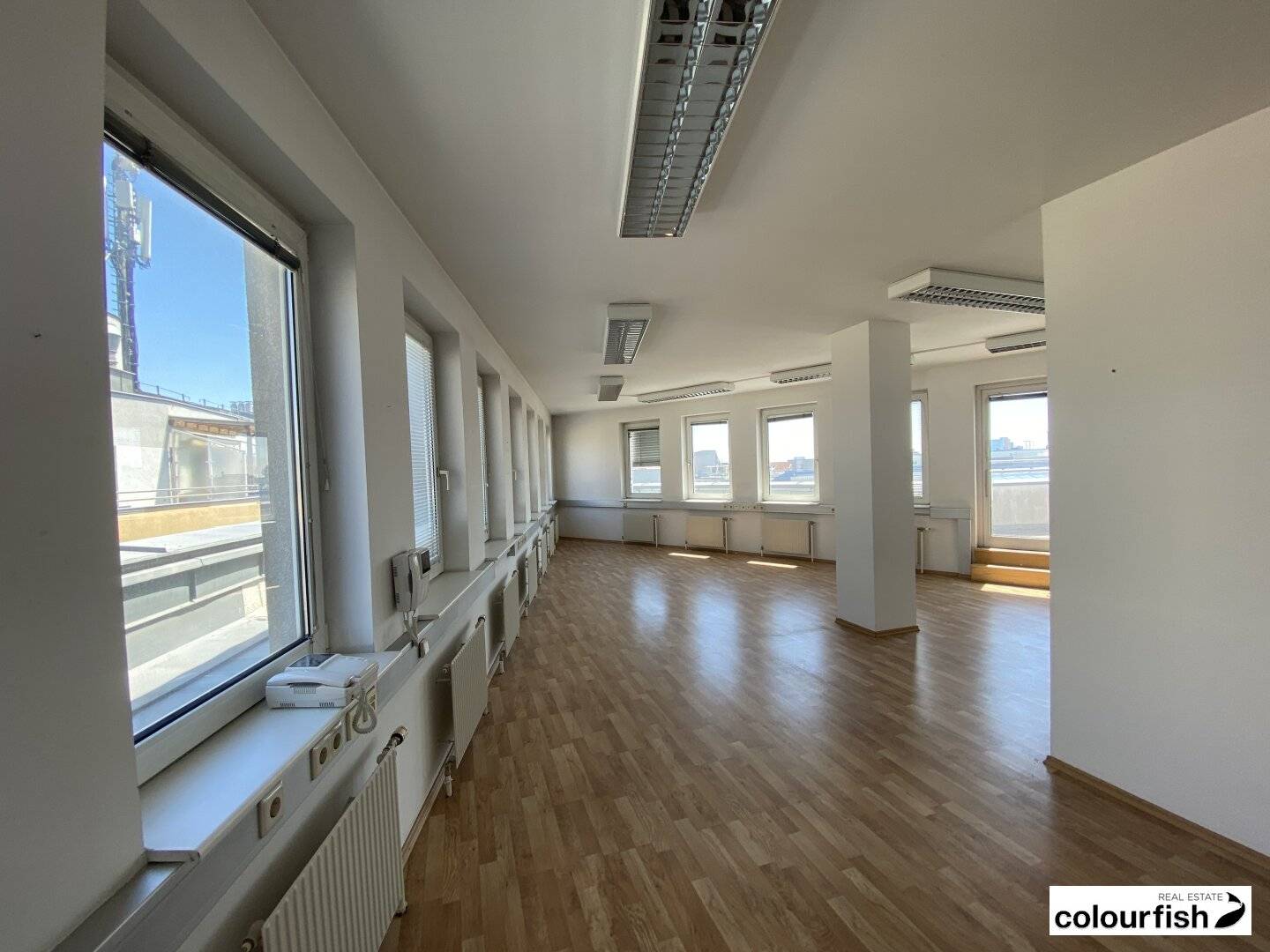 Efficient and budget friendly office with terrace directly at U3