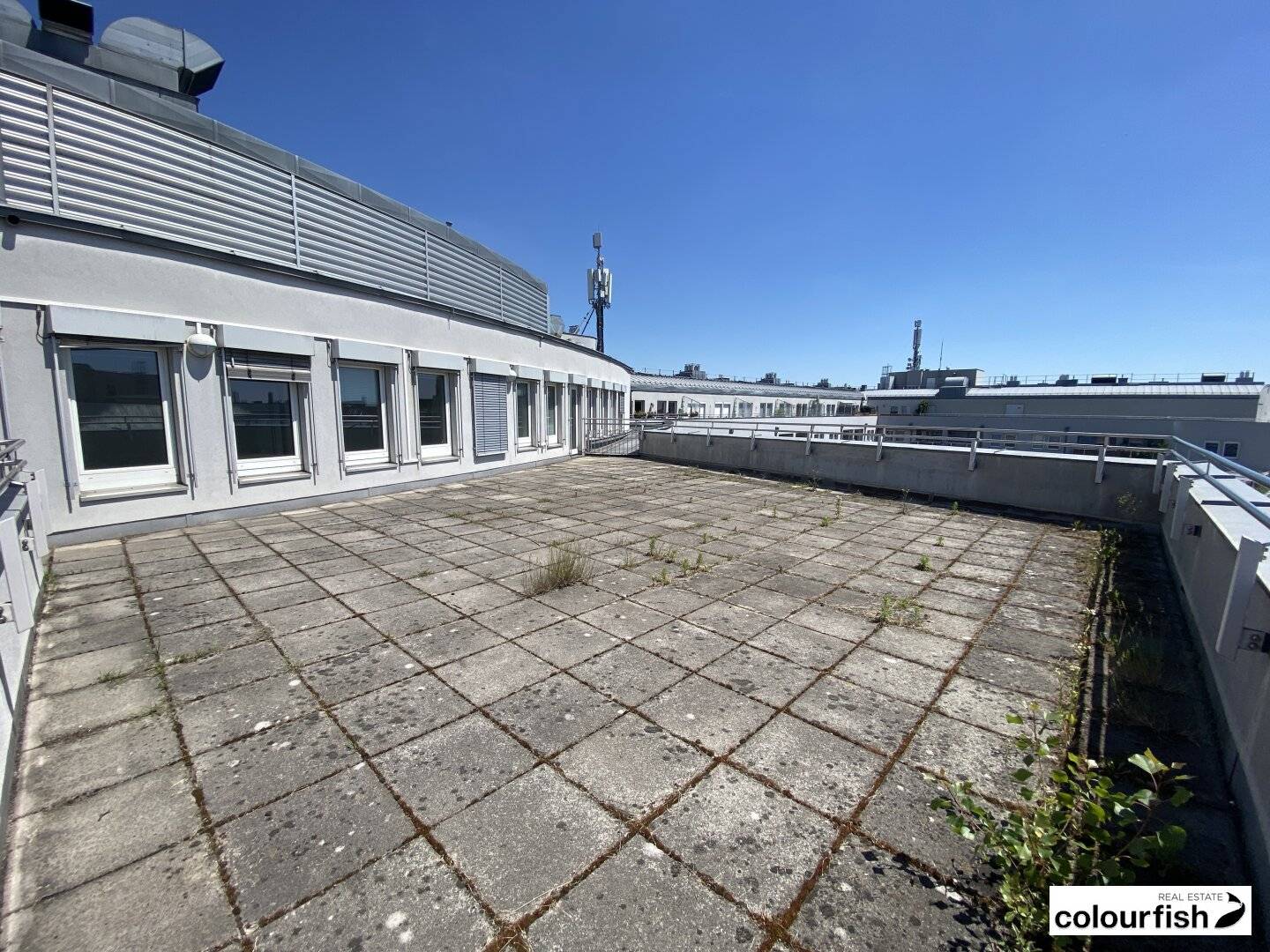 Efficient and budget friendly office with terrace directly at U3