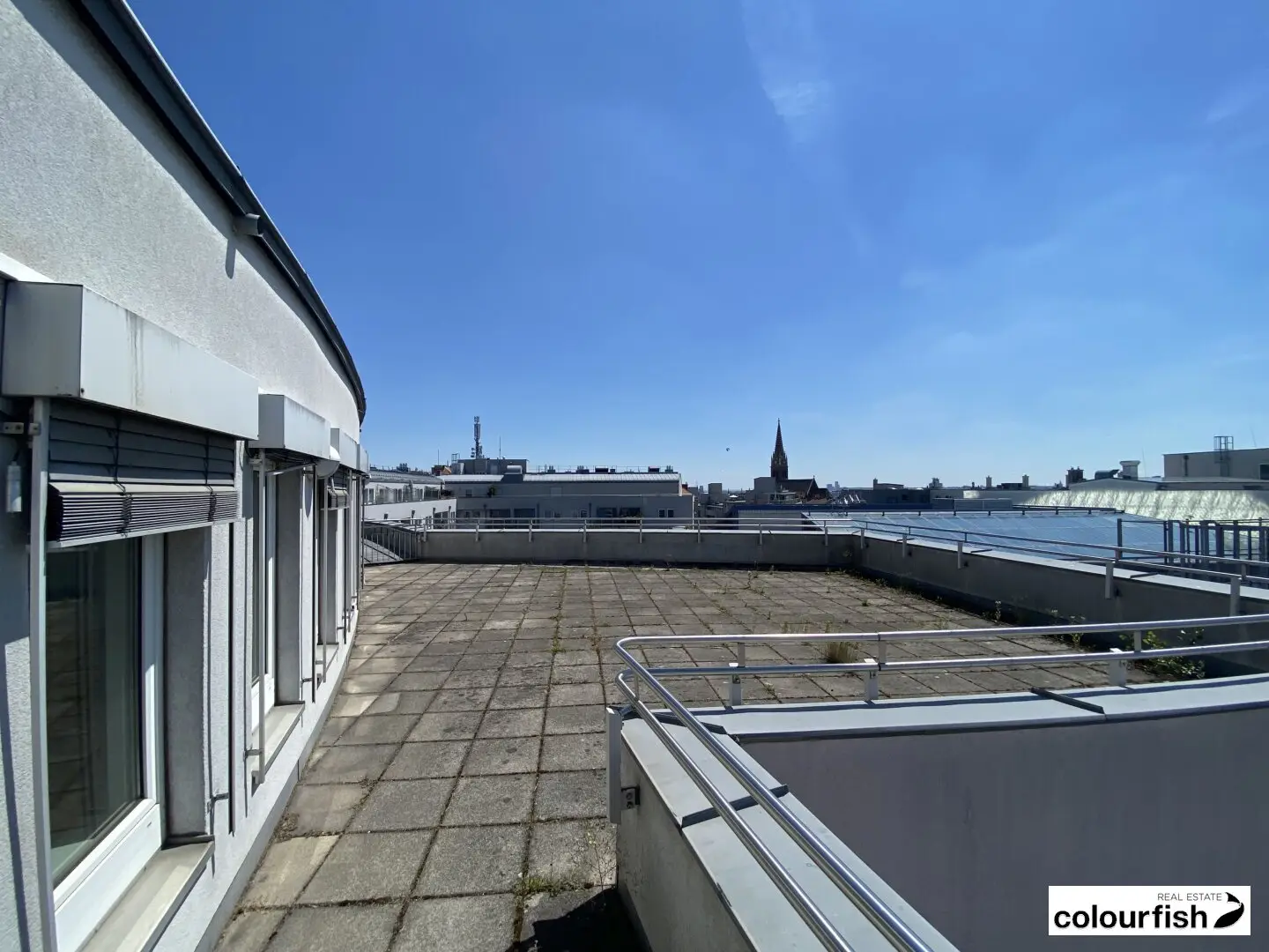 Efficient and budget friendly office with terrace directly at U3