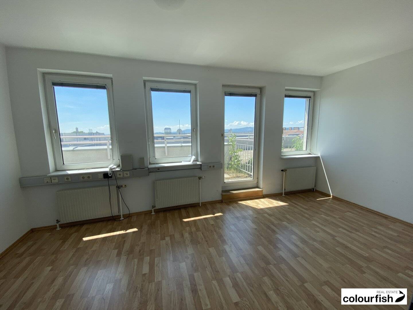Efficient and budget friendly office with terrace directly at U3