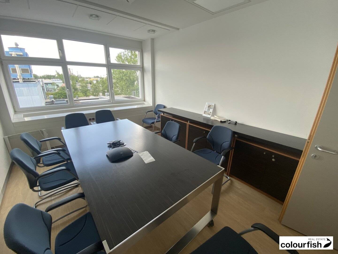 Cooled small offices near Siemensstraße station commission free