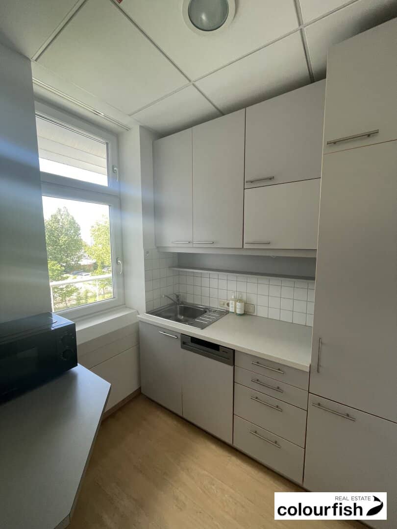 Cooled small offices near Siemensstraße station commission free