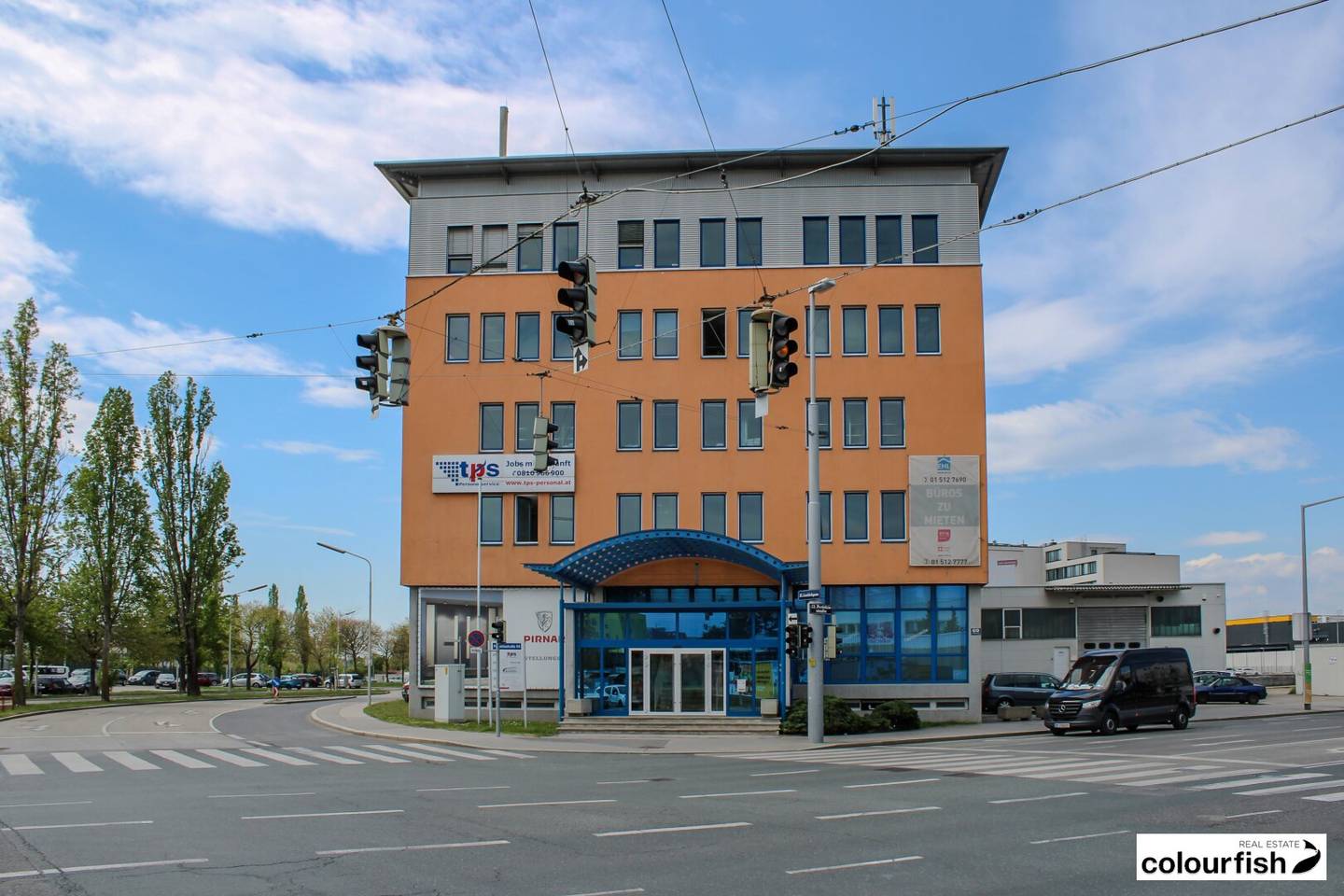Modern office space opposite U6 station Perfektastraße
