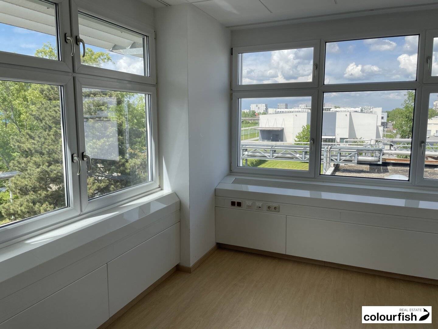 Cooled small offices near Siemensstraße station commission free