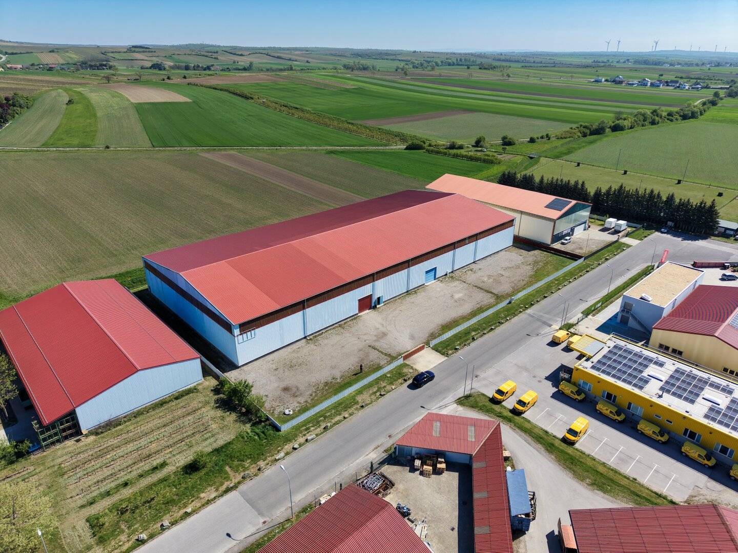 Commercial property for rent or purchase | EUR 4.50/m² | or purchase | 35 minutes to Vienna