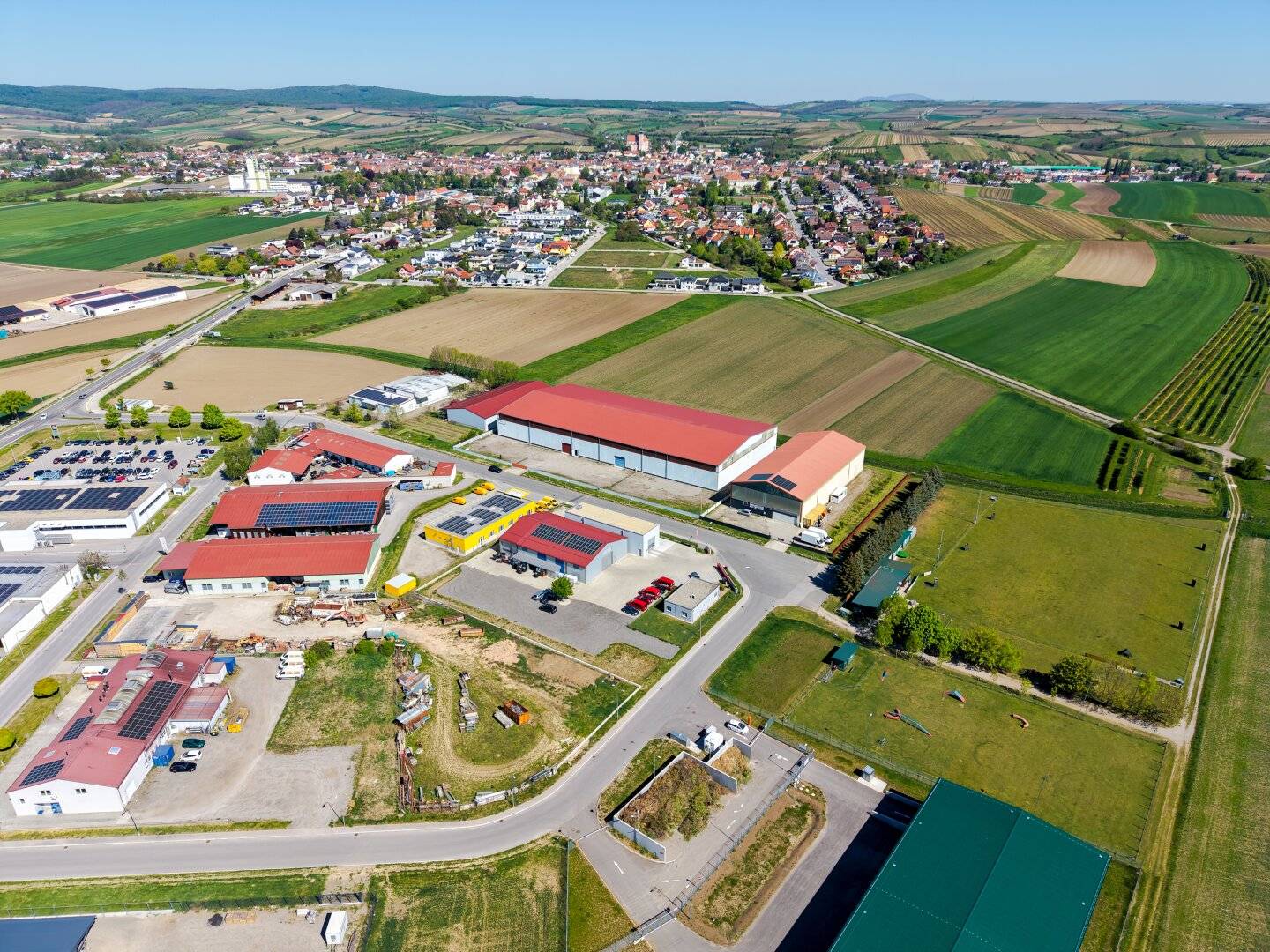Commercial property for rent or purchase | EUR 4.50/m² | or purchase | 35 minutes to Vienna