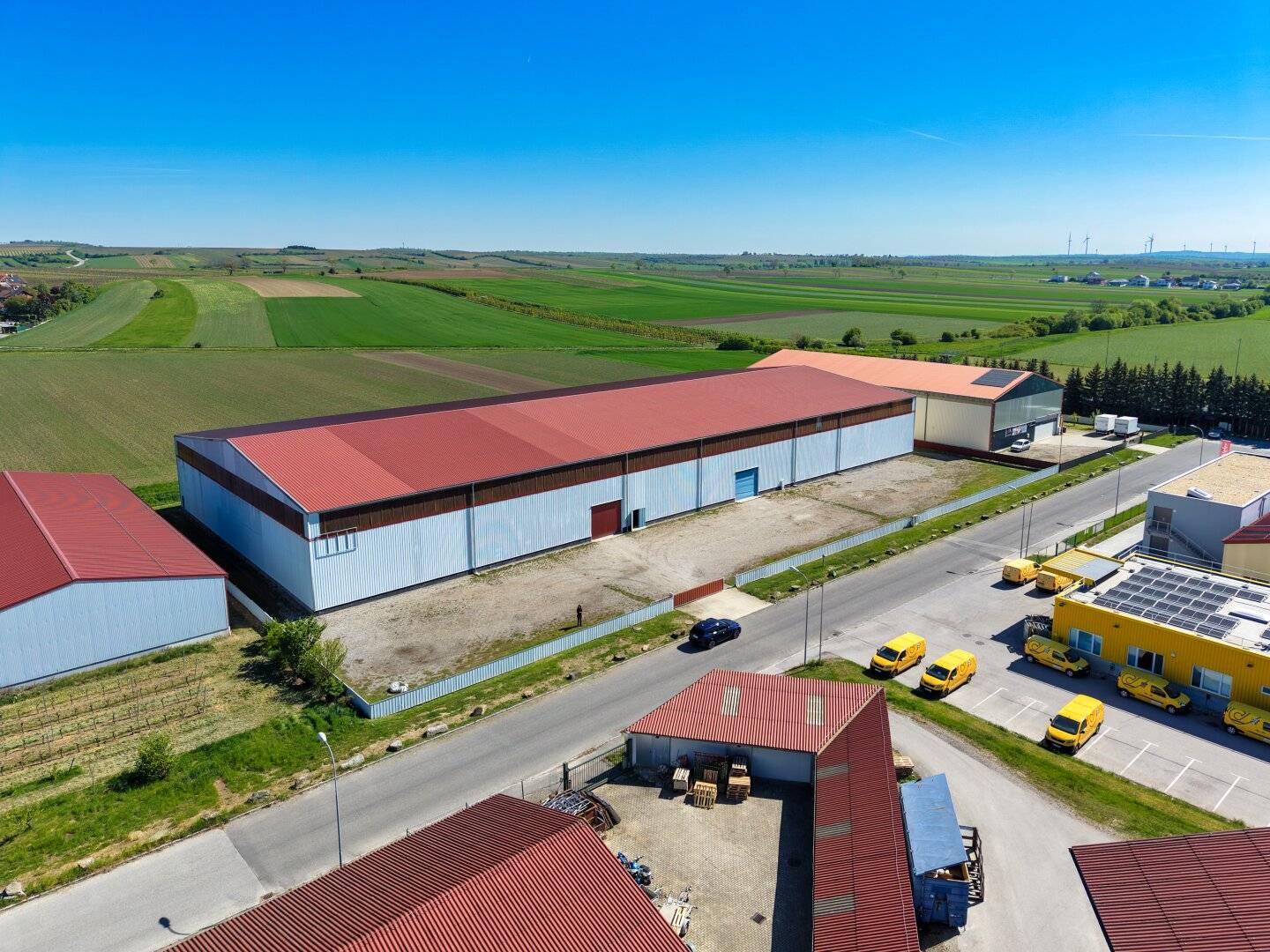 Commercial property for rent or purchase | EUR 4.50/m² | or purchase | 35 minutes to Vienna