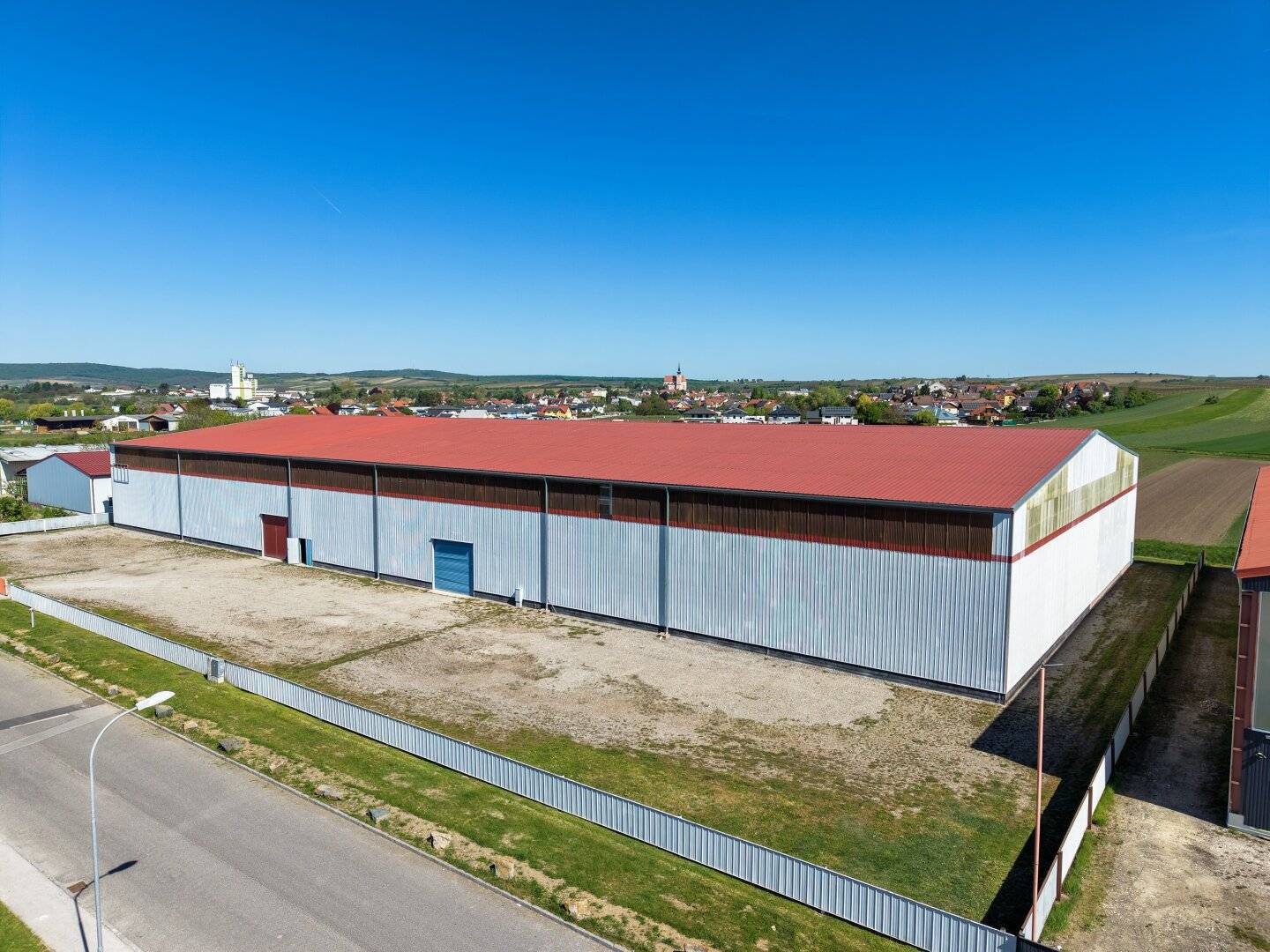 Commercial property for rent or purchase | EUR 4.50/m² | or purchase | 35 minutes to Vienna