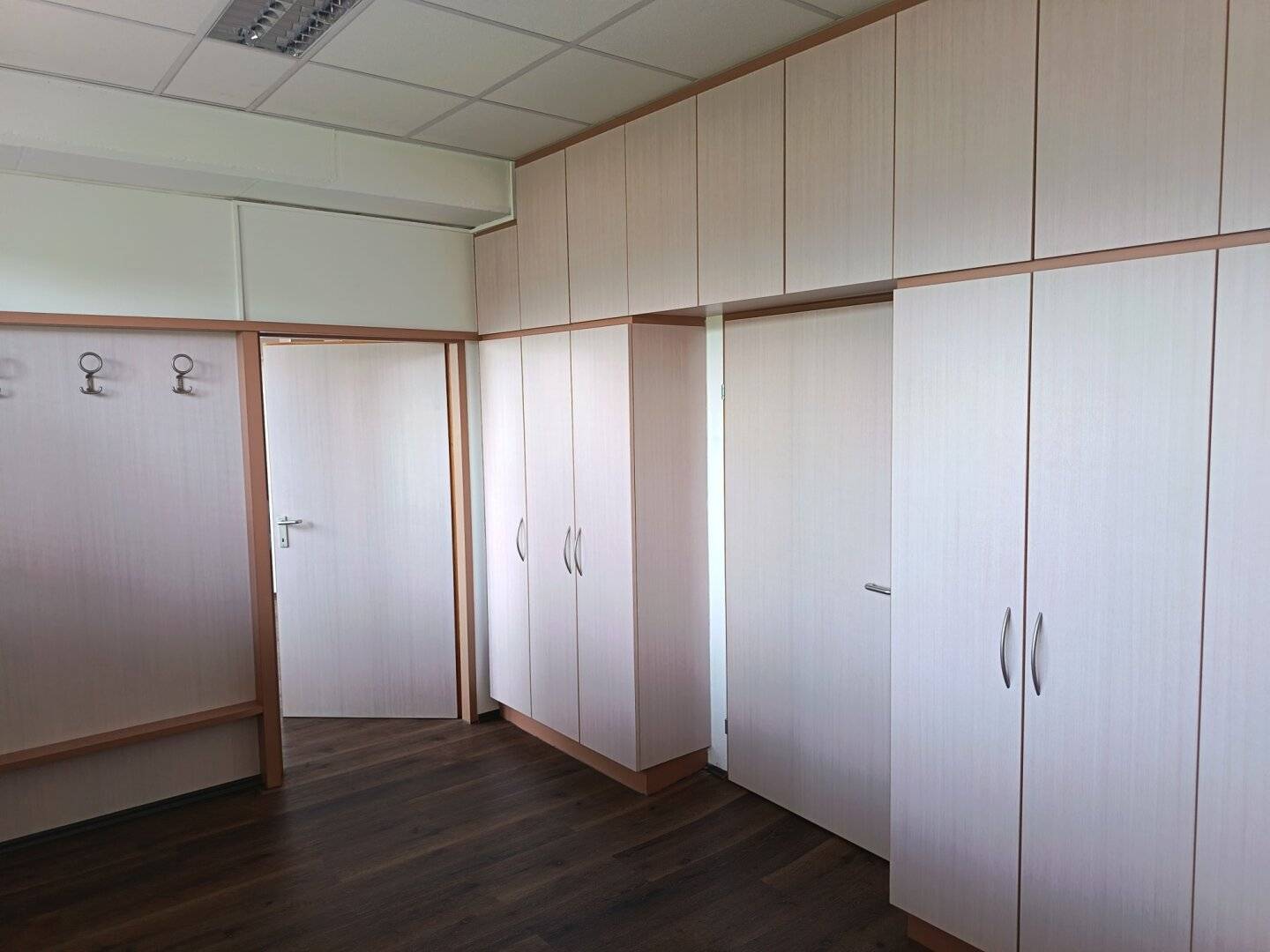 Ideal für Anleger und Firmen!! Es gibt ein Gewerbeobjekt mit 5 Garconnieren und einer 2 Zimmerwohnung in Innsbruck zu erwerben.