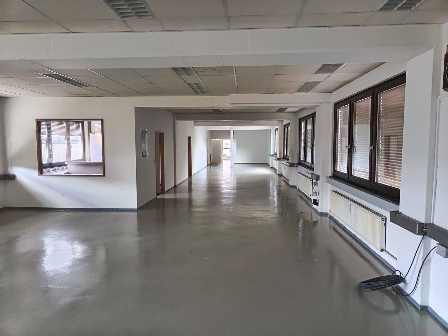 Ideal für Anleger und Firmen!! Es gibt ein Gewerbeobjekt mit 5 Garconnieren und einer 2 Zimmerwohnung in Innsbruck zu erwerben.