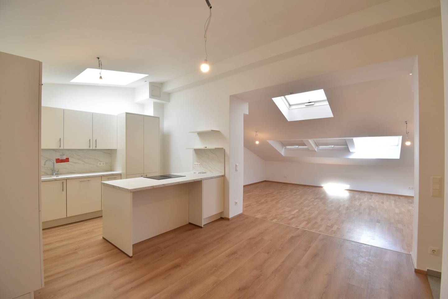 Erstbezug | TOP-Sanierte 4-Zimmer- DG- Wohnung  | klimatisiert | Gemeinschaftsgarten