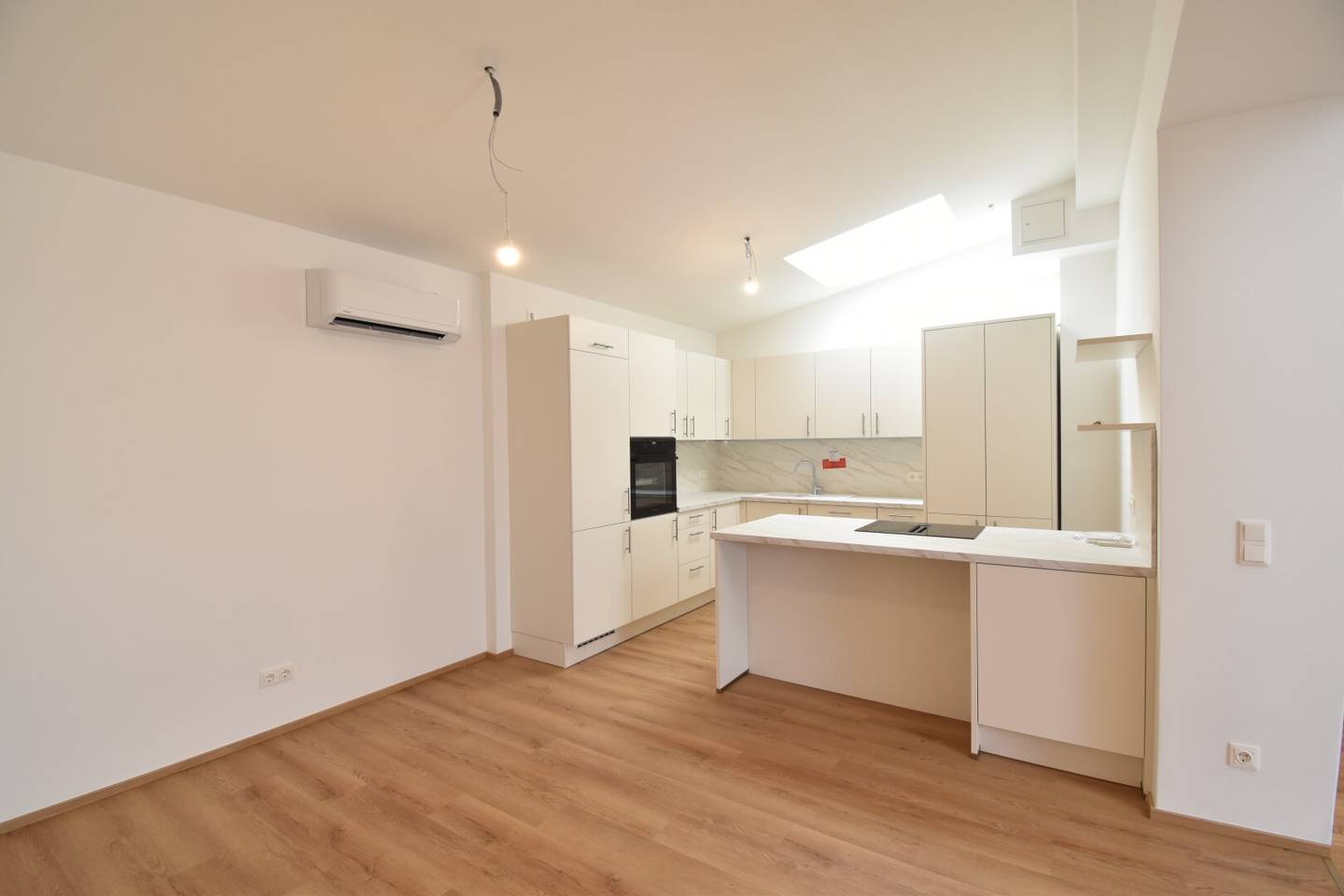 First occupancy | Top-renovated 4-room attic apartment | air-conditioned | communal garden