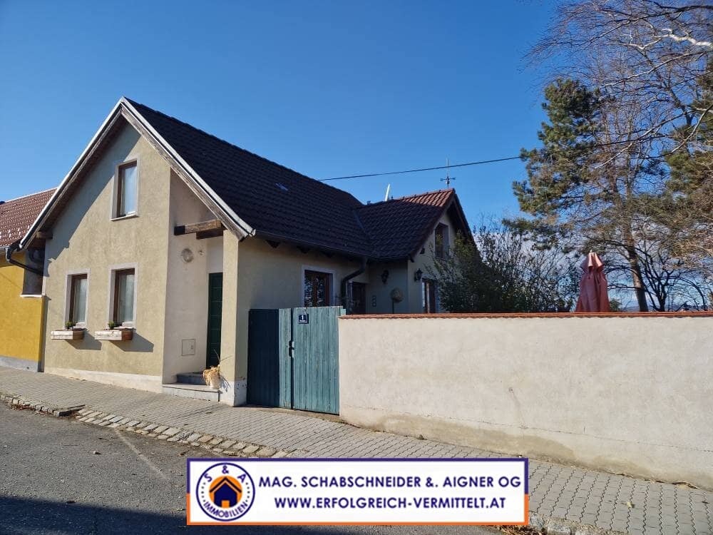NEUER PREIS!  Modernisiertes Einfamilienhaus nähe Poysdorf mit ebenem Garten - 20 bis 30 Autominuten bis Wien !!