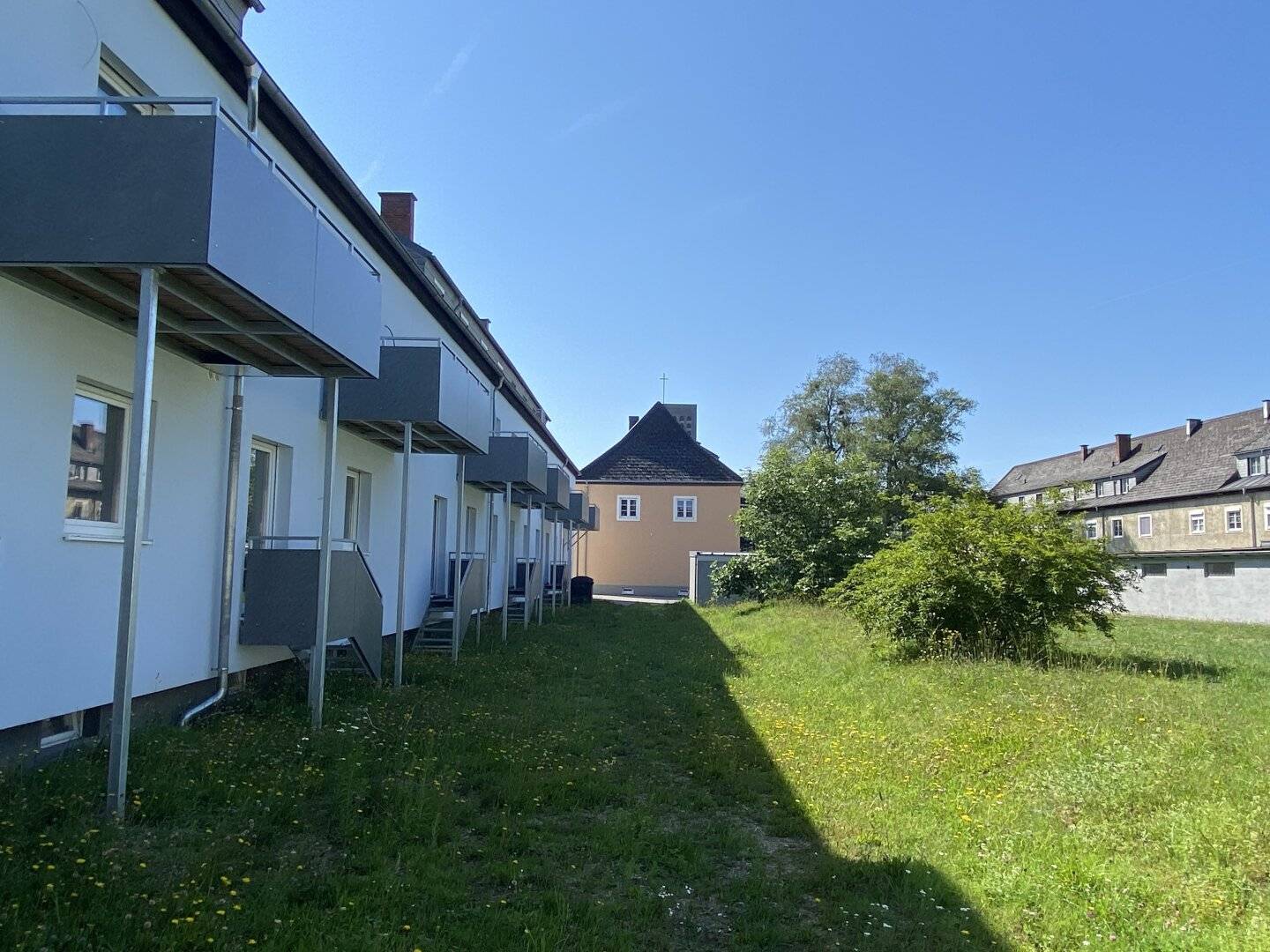 Sunny balcony apartment to renovate yourself with 3 rooms commission free on www.riedersbach.com