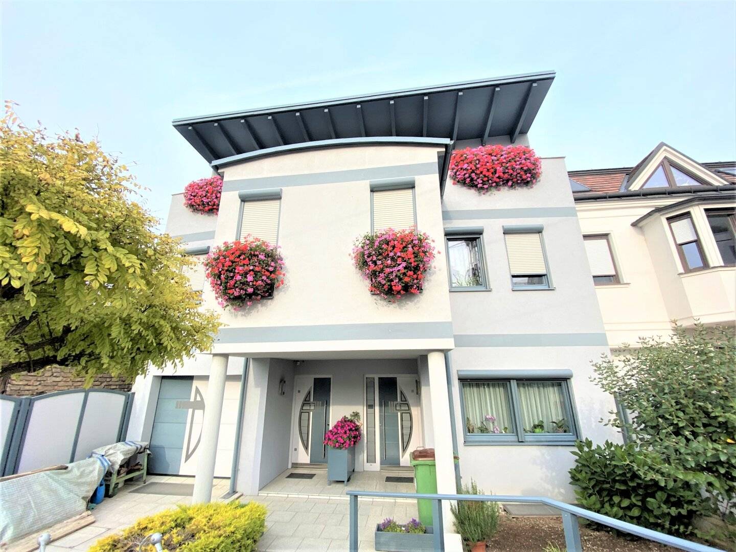 ALL IN: Attractive, bright, fully furnished apartment with terrace including all additional costs