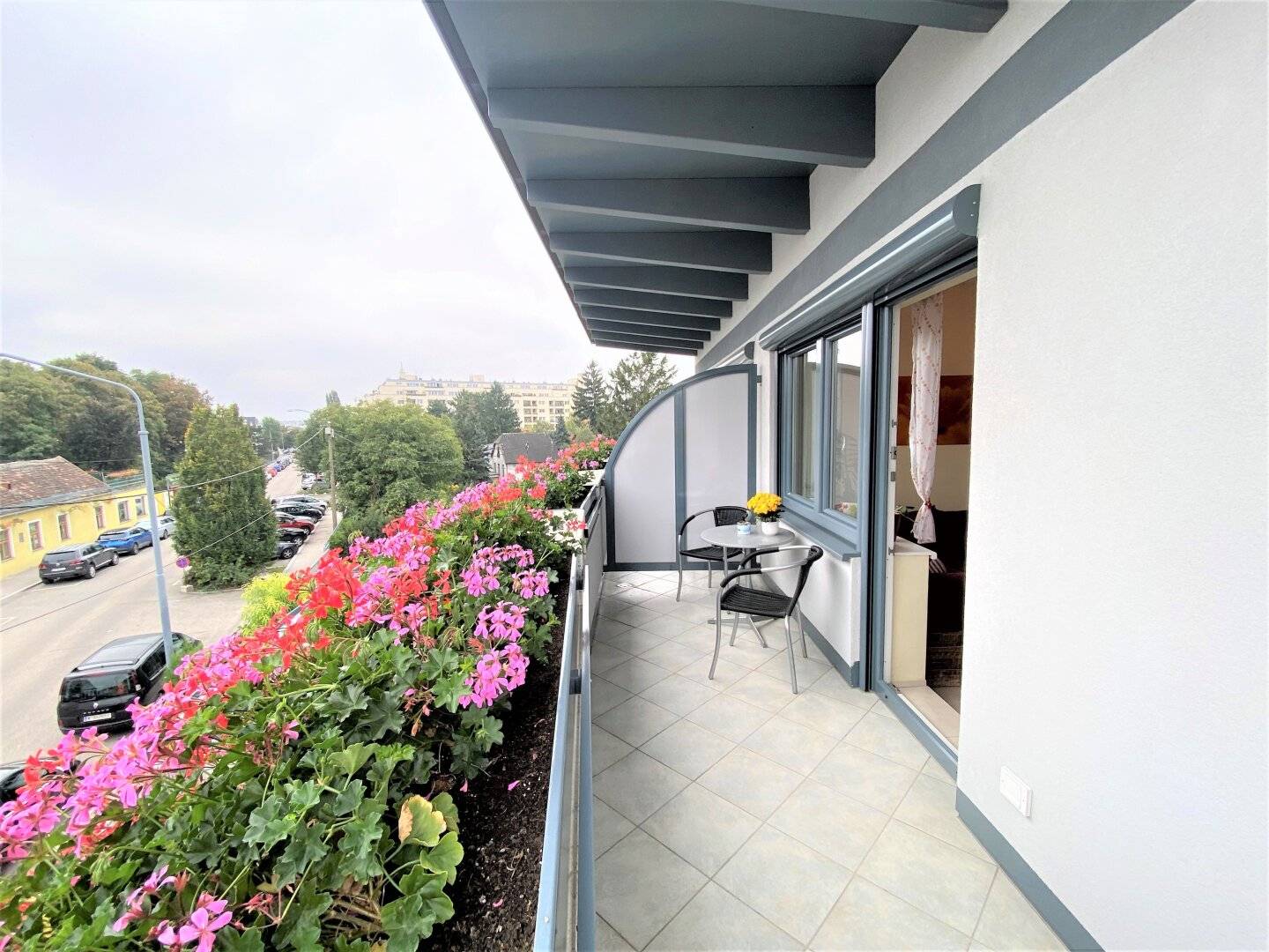 ALL IN: Attractive, bright, fully furnished apartment with terrace including all additional costs