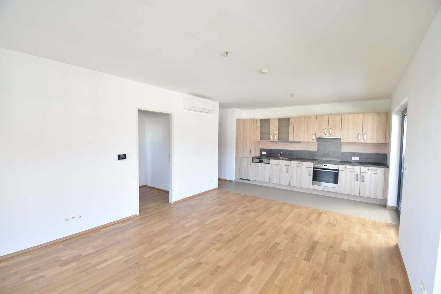 Traumhafter Fernblick - urban &amp; grün | 2 - Zimmer Wohnung | Loggia | Nahe Millenium City