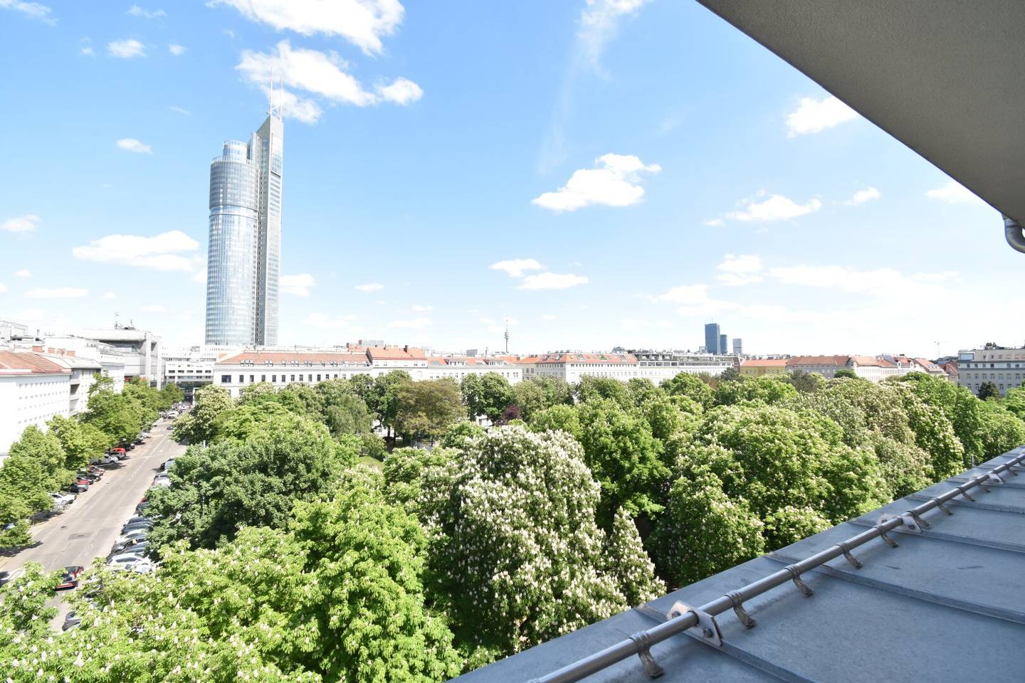 Traumhafter Fernblick - urban &amp; grün | 2 - Zimmer Wohnung | Loggia | Nahe Millenium City
