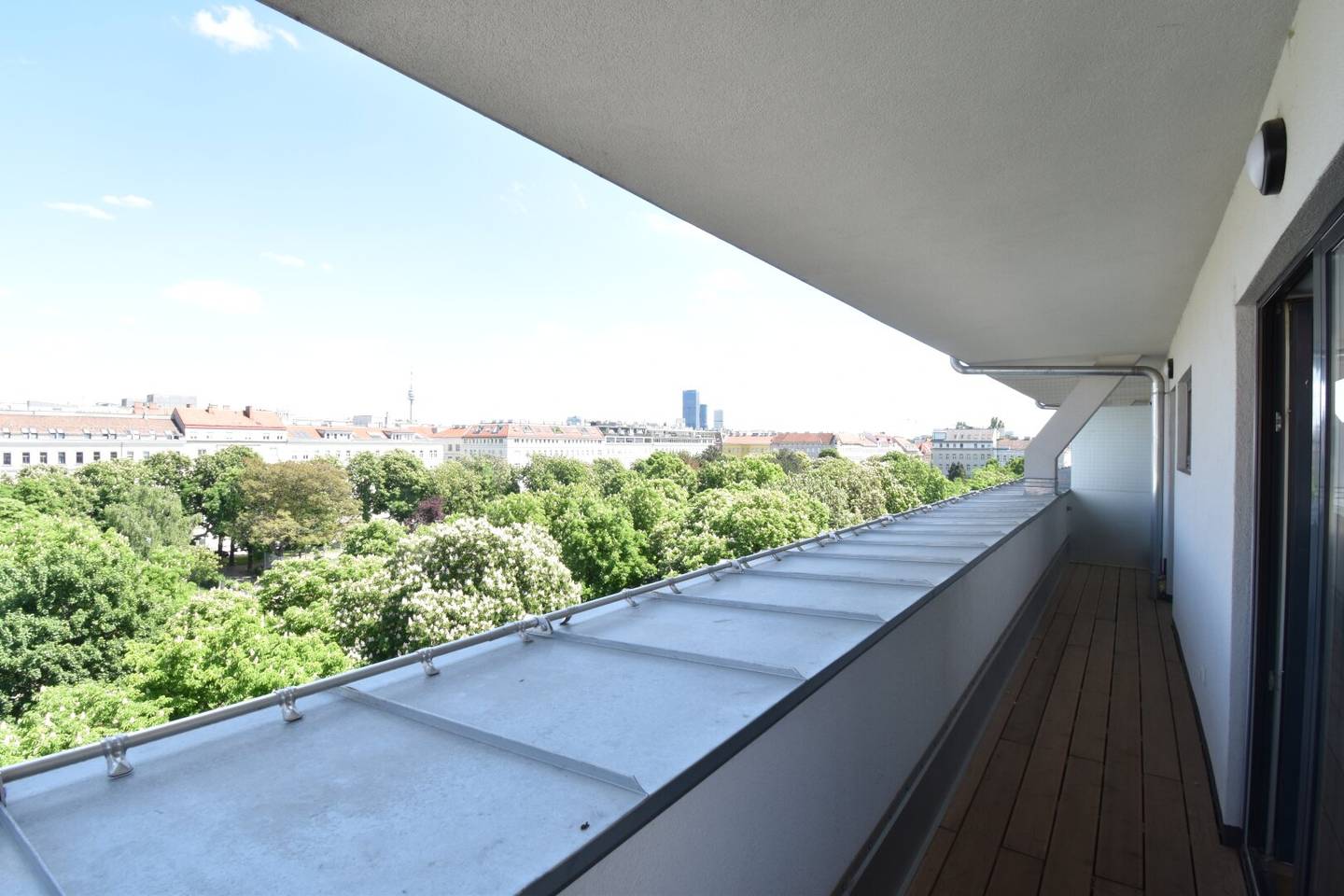 Traumhafter Fernblick - urban &amp; grün | 2 - Zimmer Wohnung | Loggia | Nahe Millenium City