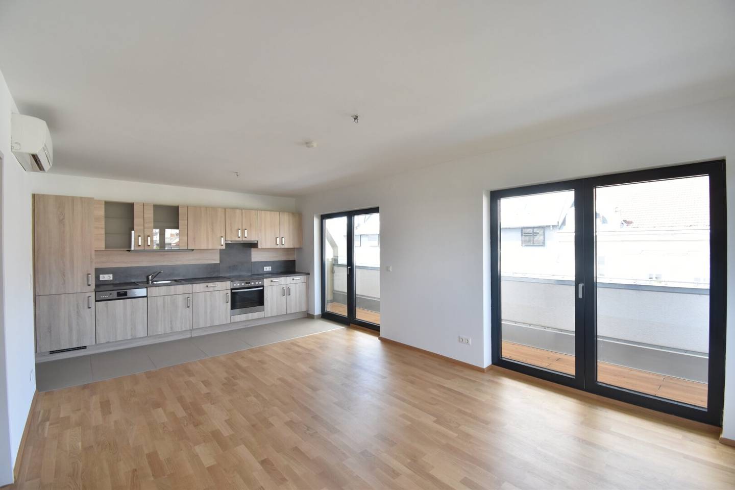 Traumhafter Fernblick - urban &amp; grün | 2 - Zimmer Wohnung | Loggia | Nahe Millenium City