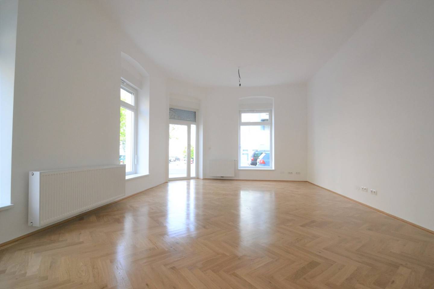 Bright office spaces directly accessible from the street