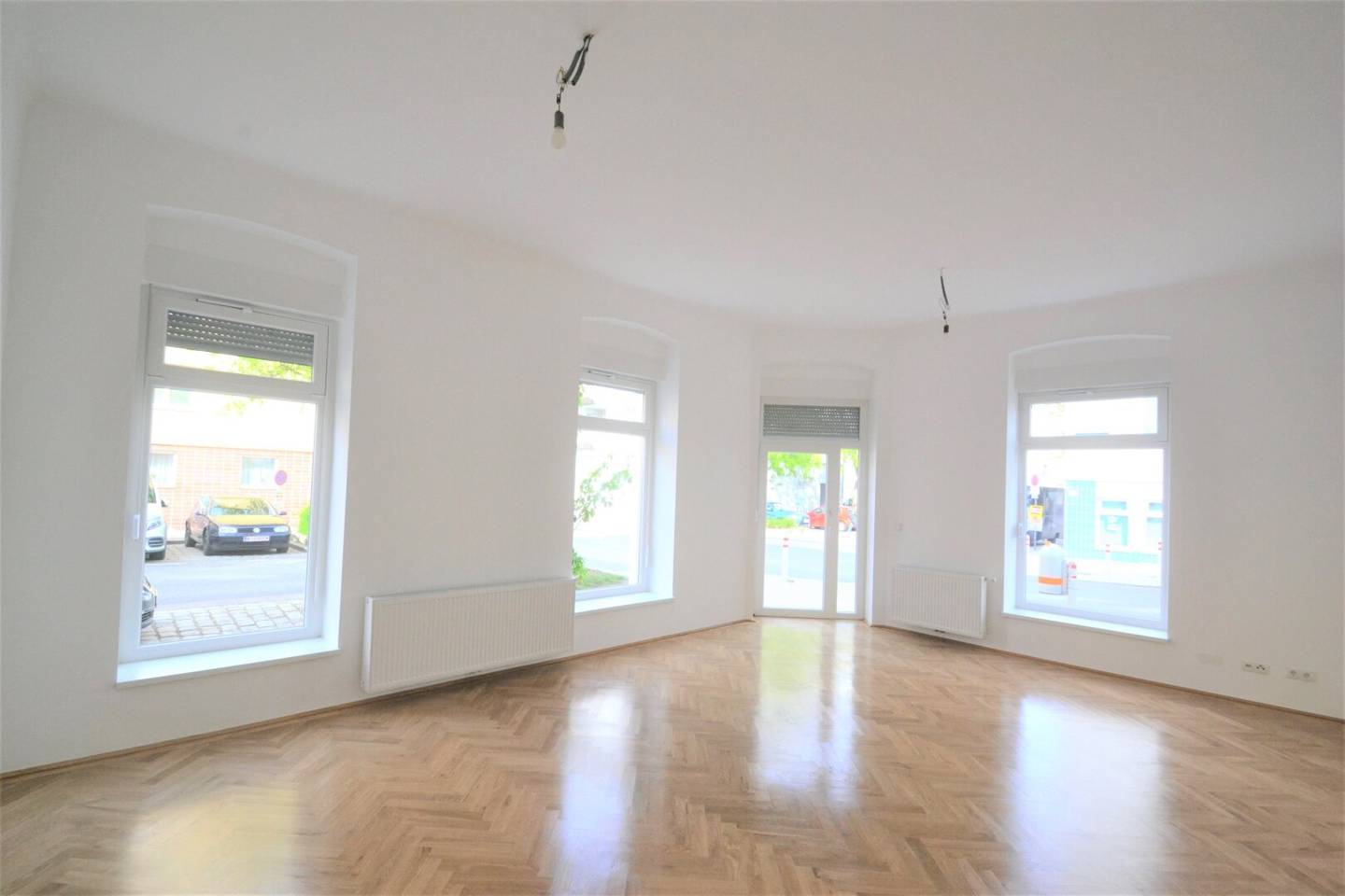 Bright office spaces directly accessible from the street