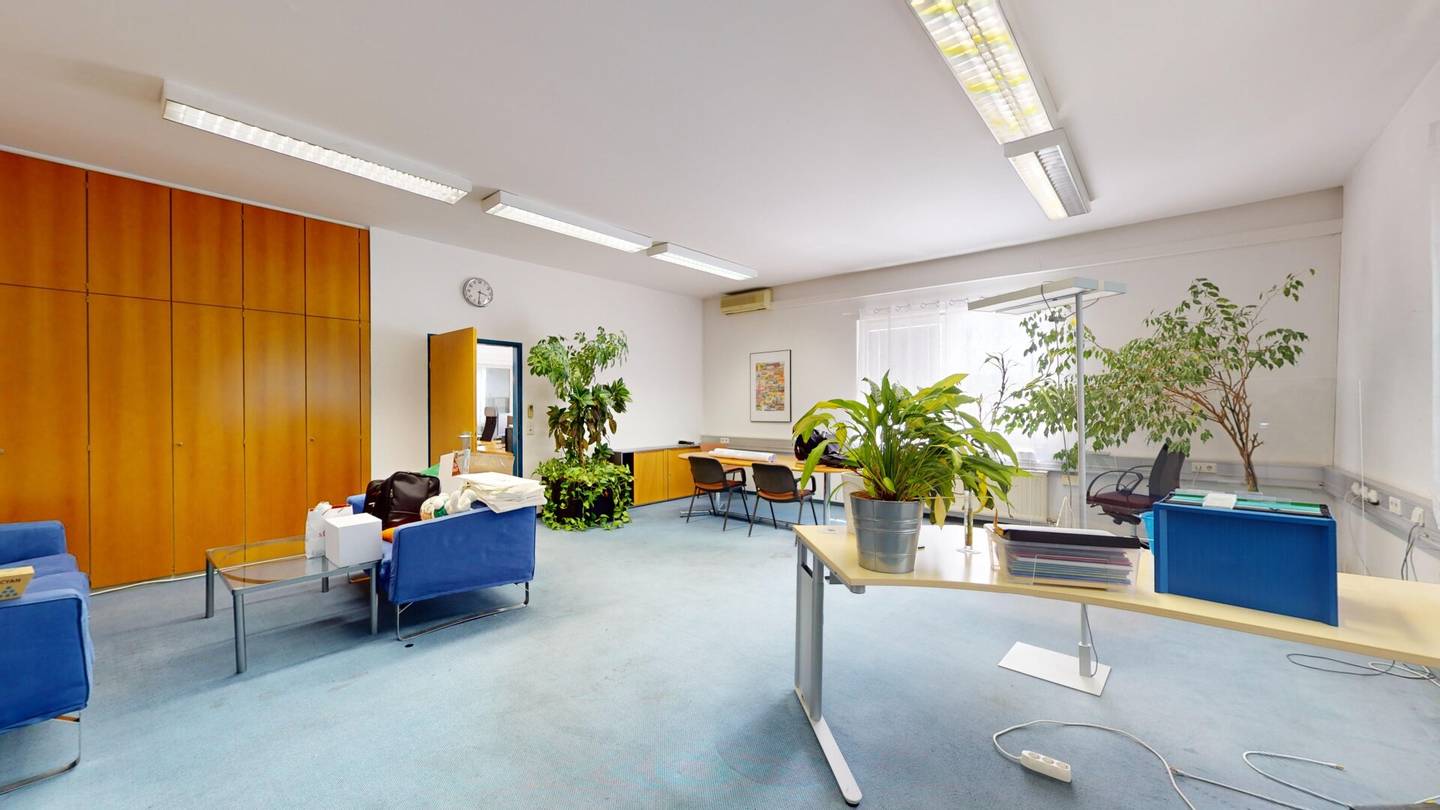 Modern office floor with 7 office rooms, meeting room and server room