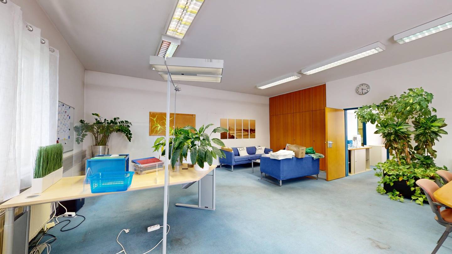 Modern office floor with 7 office rooms, meeting room and server room