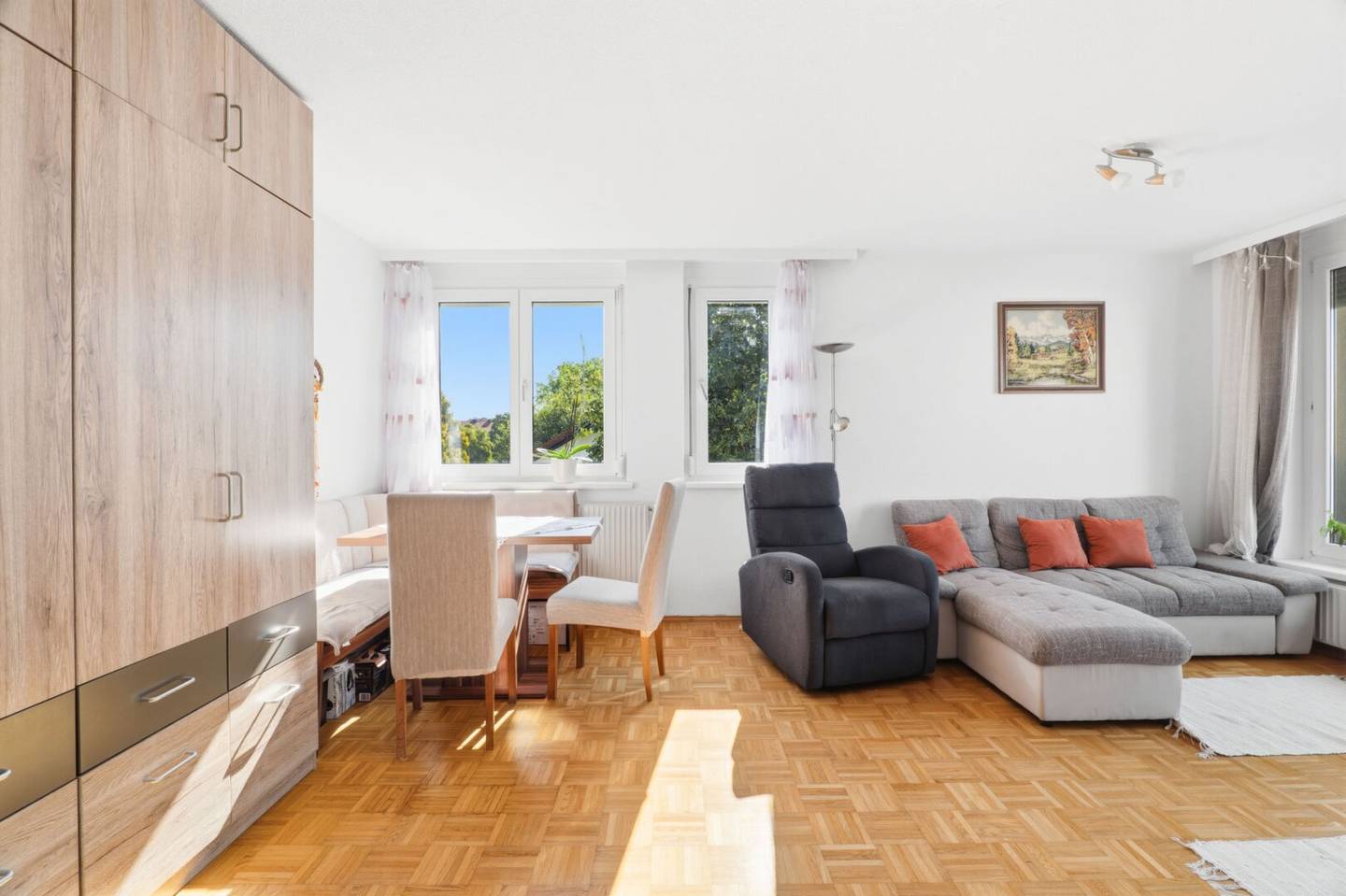 Ruhe. Licht. Lebensqualität. Dachgeschosswohnung mit Balkon und Carport in gepflegter Kleinwohnanlage