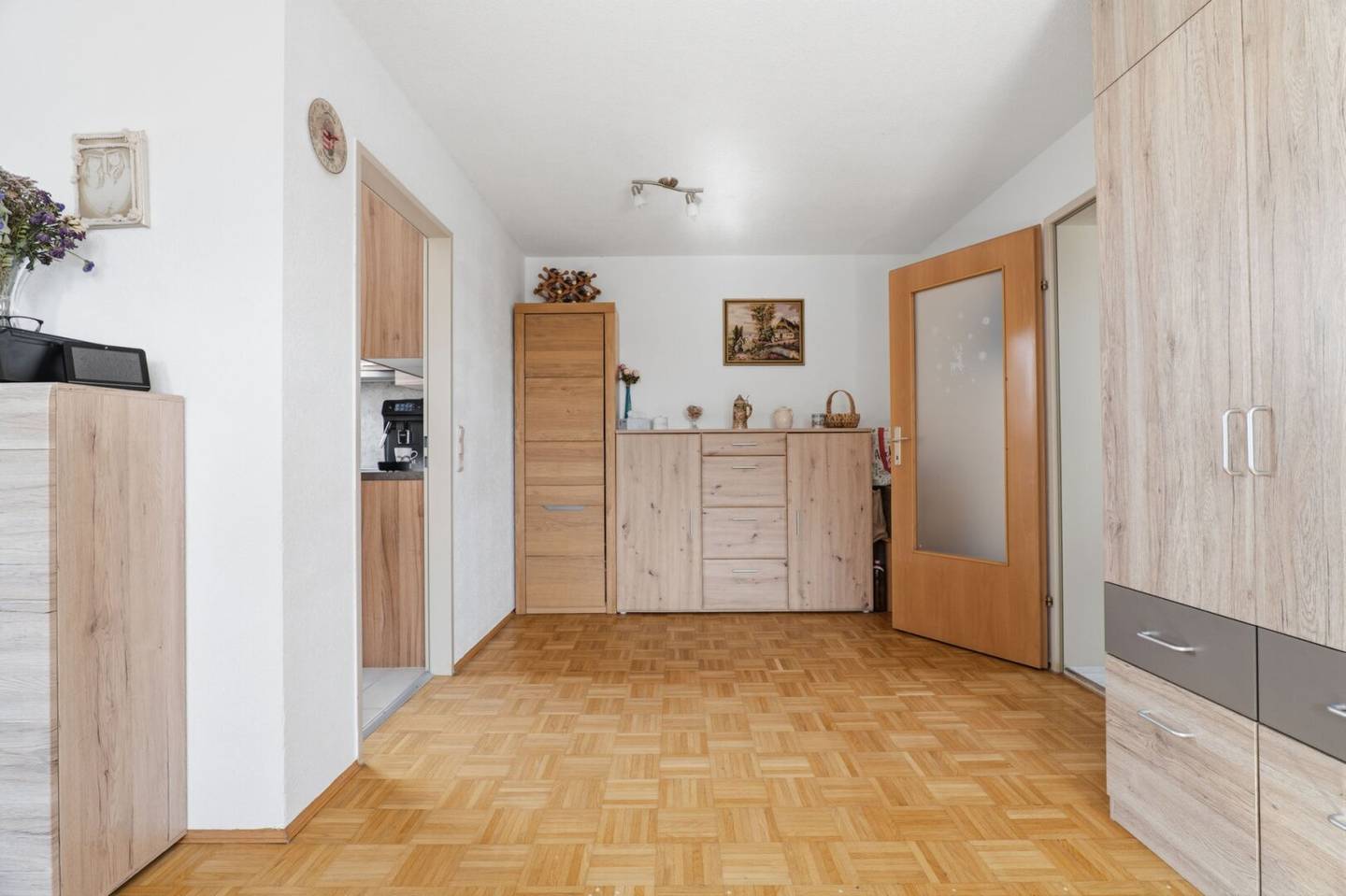 Quiet. Light. Quality of life. Top floor apartment with balcony and carport in a well kept small residential complex