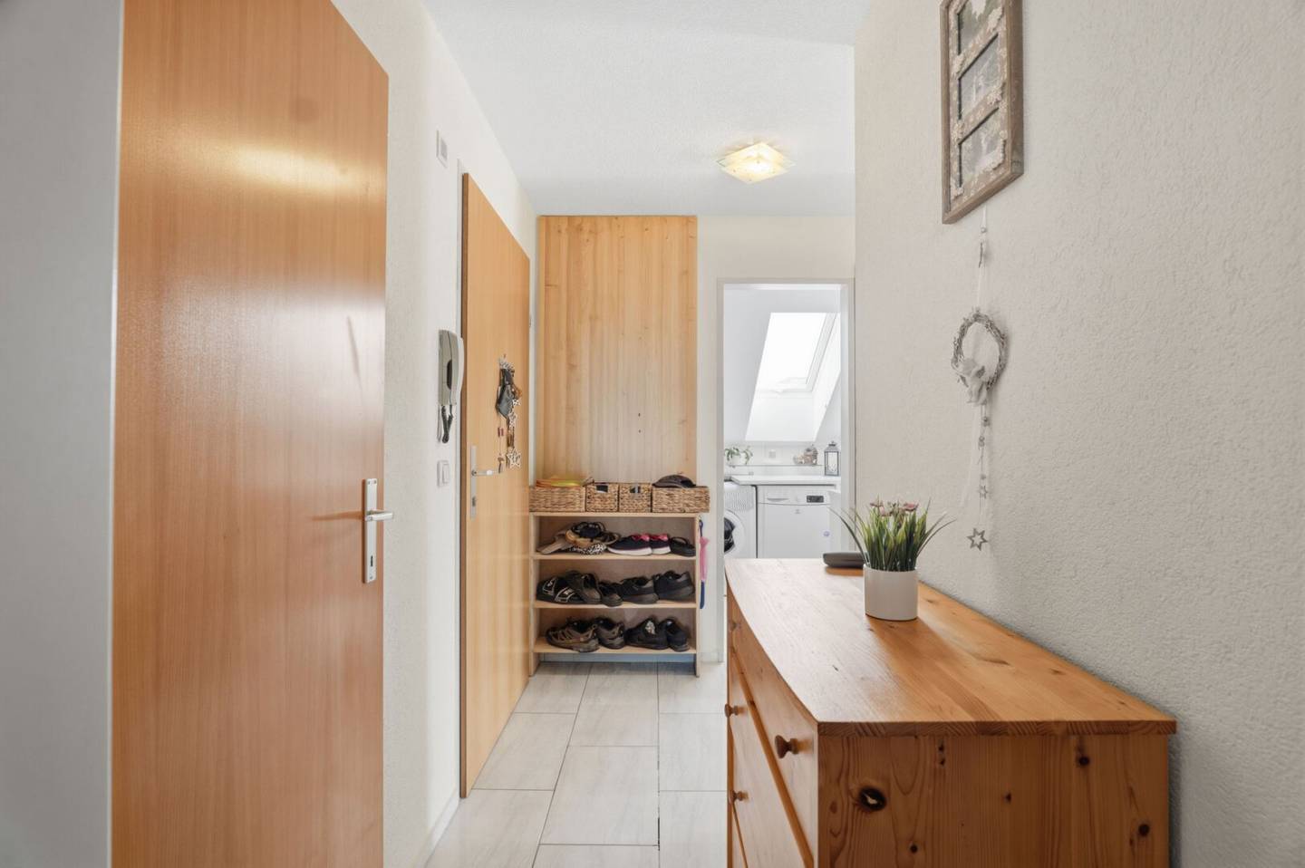 Ruhe. Licht. Lebensqualität. Dachgeschosswohnung mit Balkon und Carport in gepflegter Kleinwohnanlage