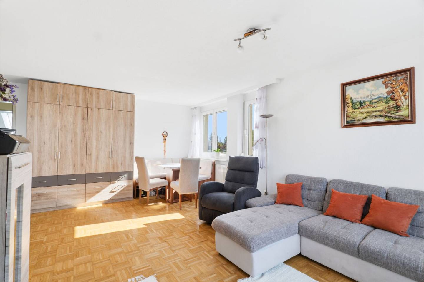 Quiet. Light. Quality of life. Top floor apartment with balcony and carport in a well kept small residential complex