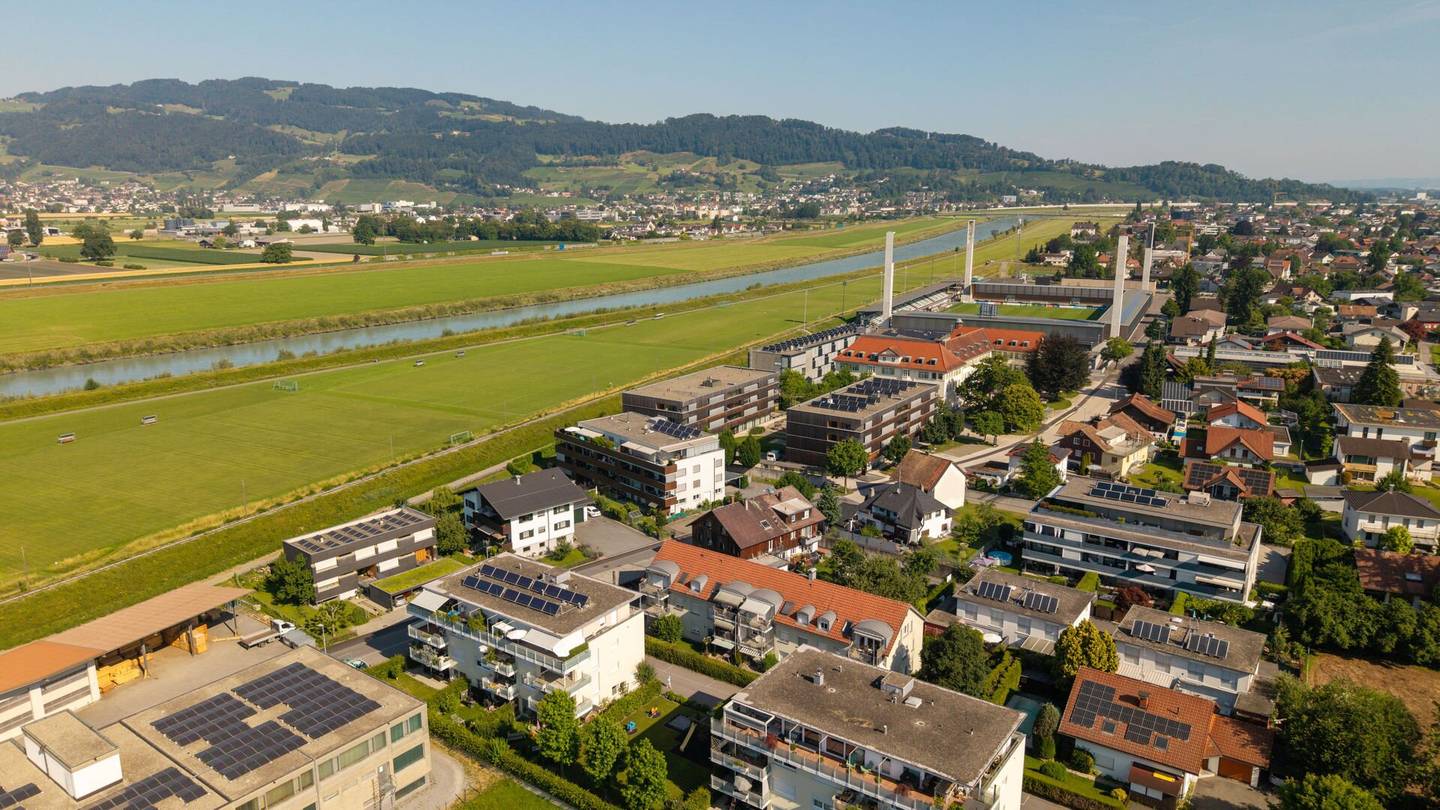 Ruhe. Licht. Lebensqualität. Dachgeschosswohnung mit Balkon und Carport in gepflegter Kleinwohnanlage