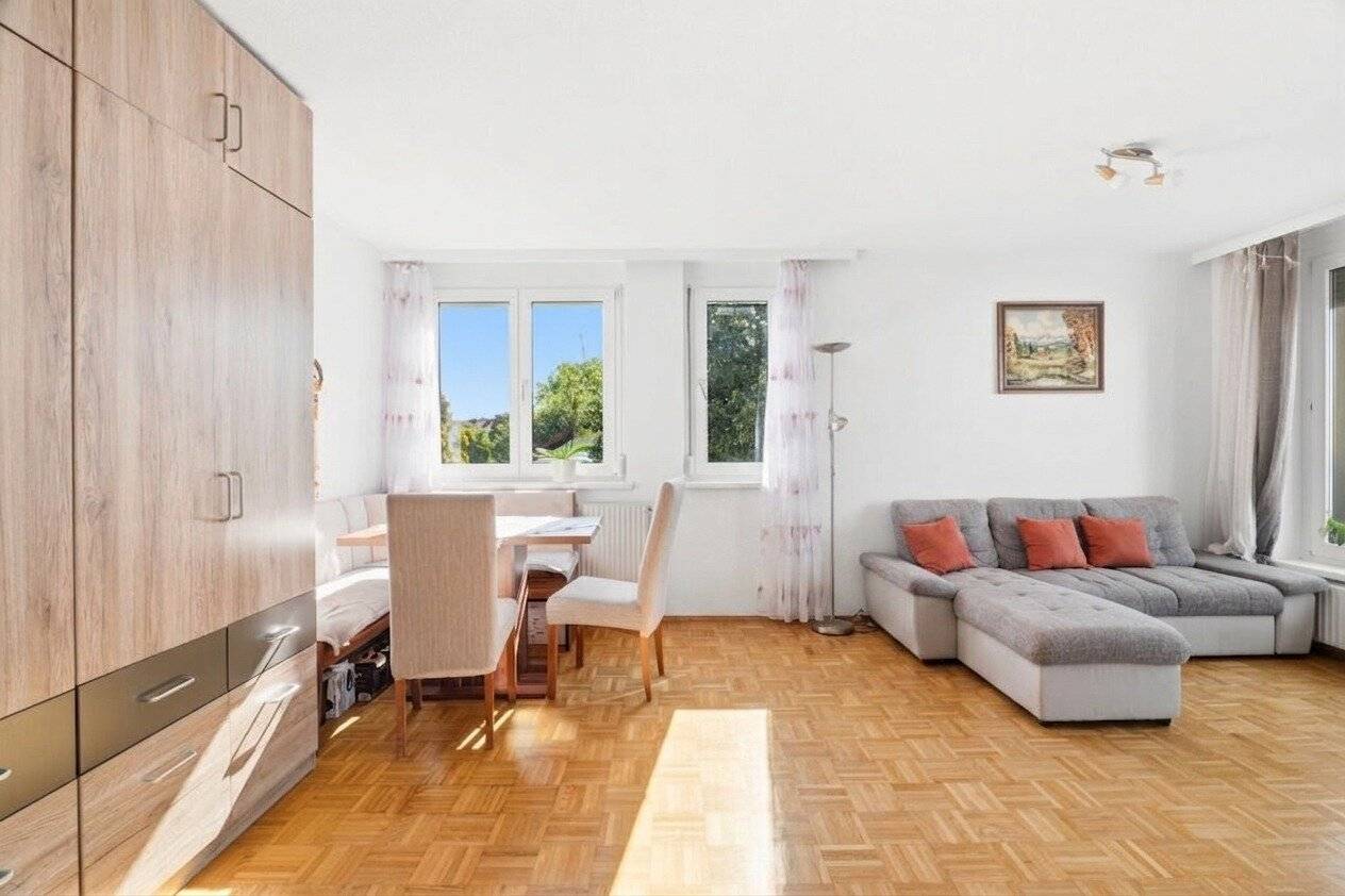 Quiet. Light. Quality of life. Top floor apartment with balcony and carport in a well kept small residential complex
