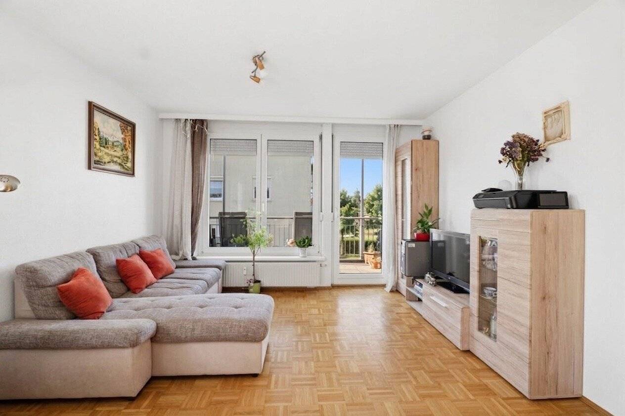 Quiet. Light. Quality of life. Top floor apartment with balcony and carport in a well kept small residential complex