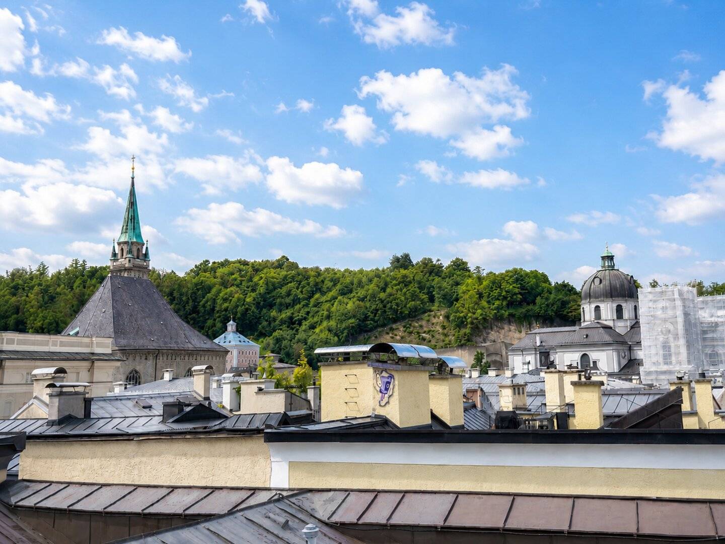 Sanierungsbedürftige Dachgeschosswohnung über den Dächern der Salzburger Altstadt