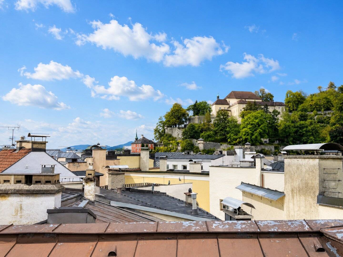 Sanierungsbedürftige Dachgeschosswohnung über den Dächern der Salzburger Altstadt