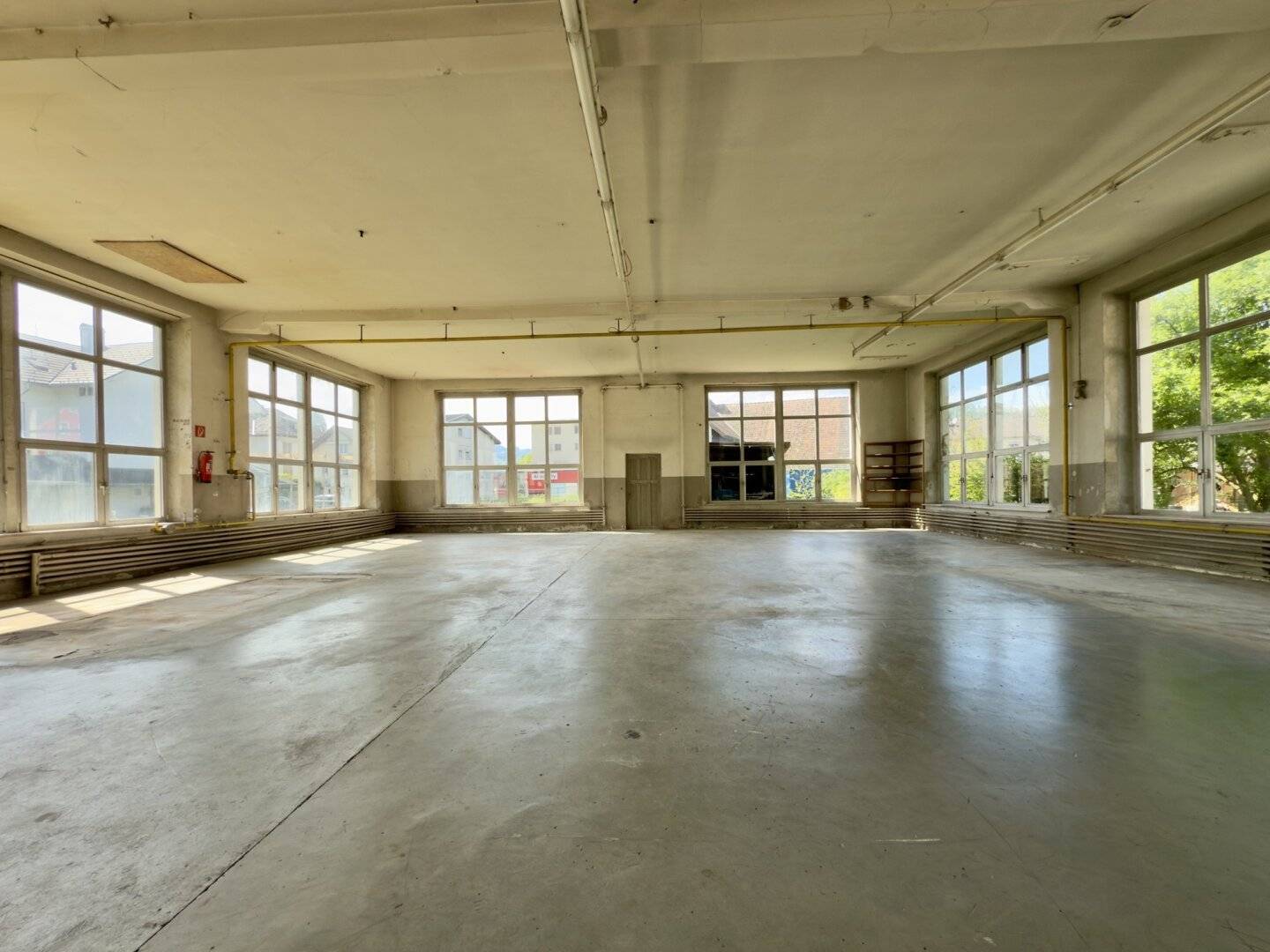 Storage space with great potential in a border-area location