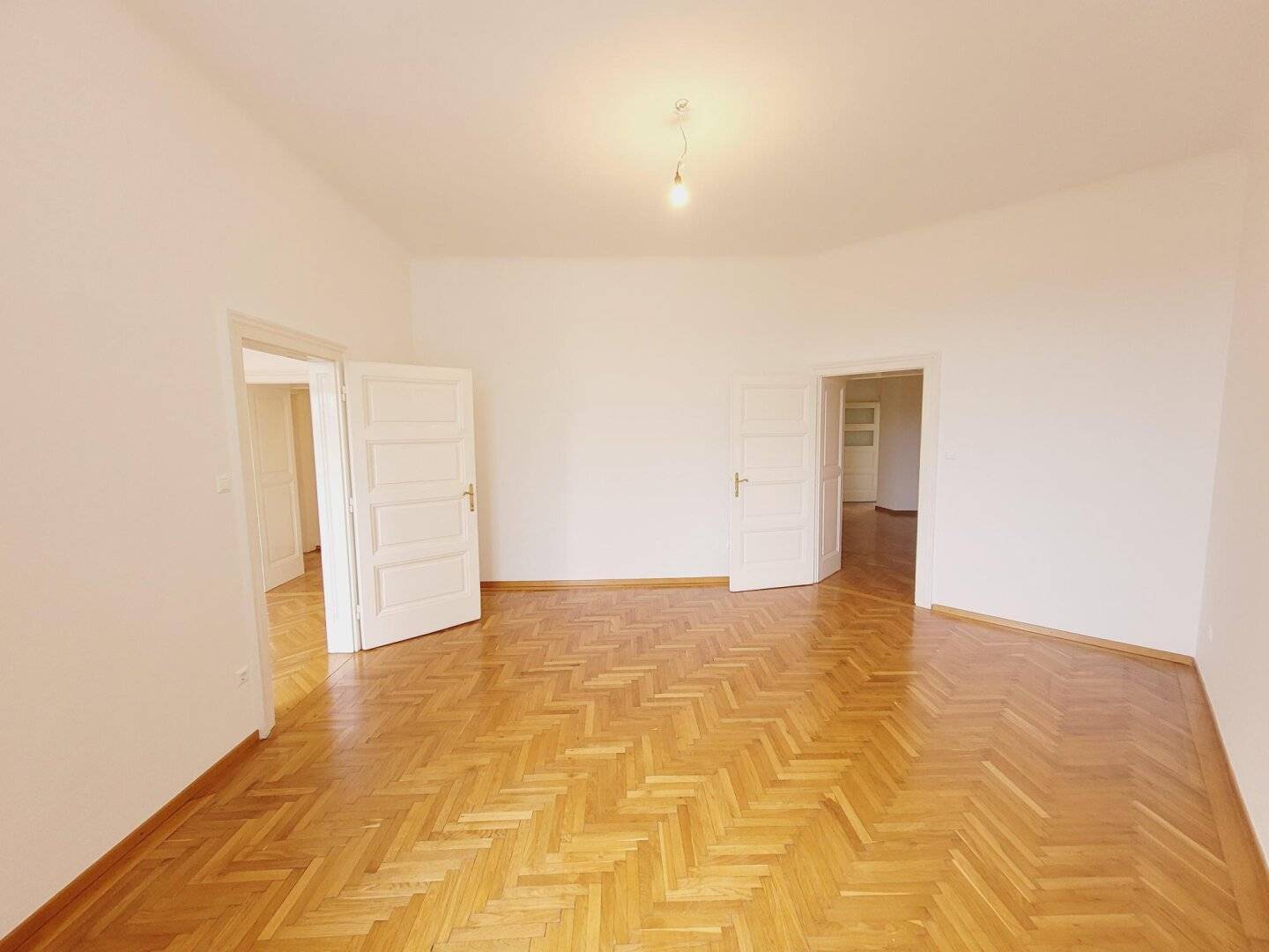 Langackergasse: 5 to 6 room historicist style building in green quiet location and view