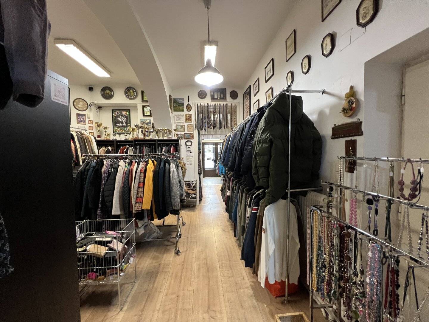 Appealing retail premises next to the University of Vienna with 2 large display windows