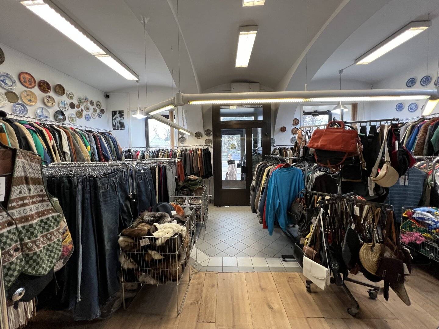 Appealing retail premises next to the University of Vienna with 2 large display windows