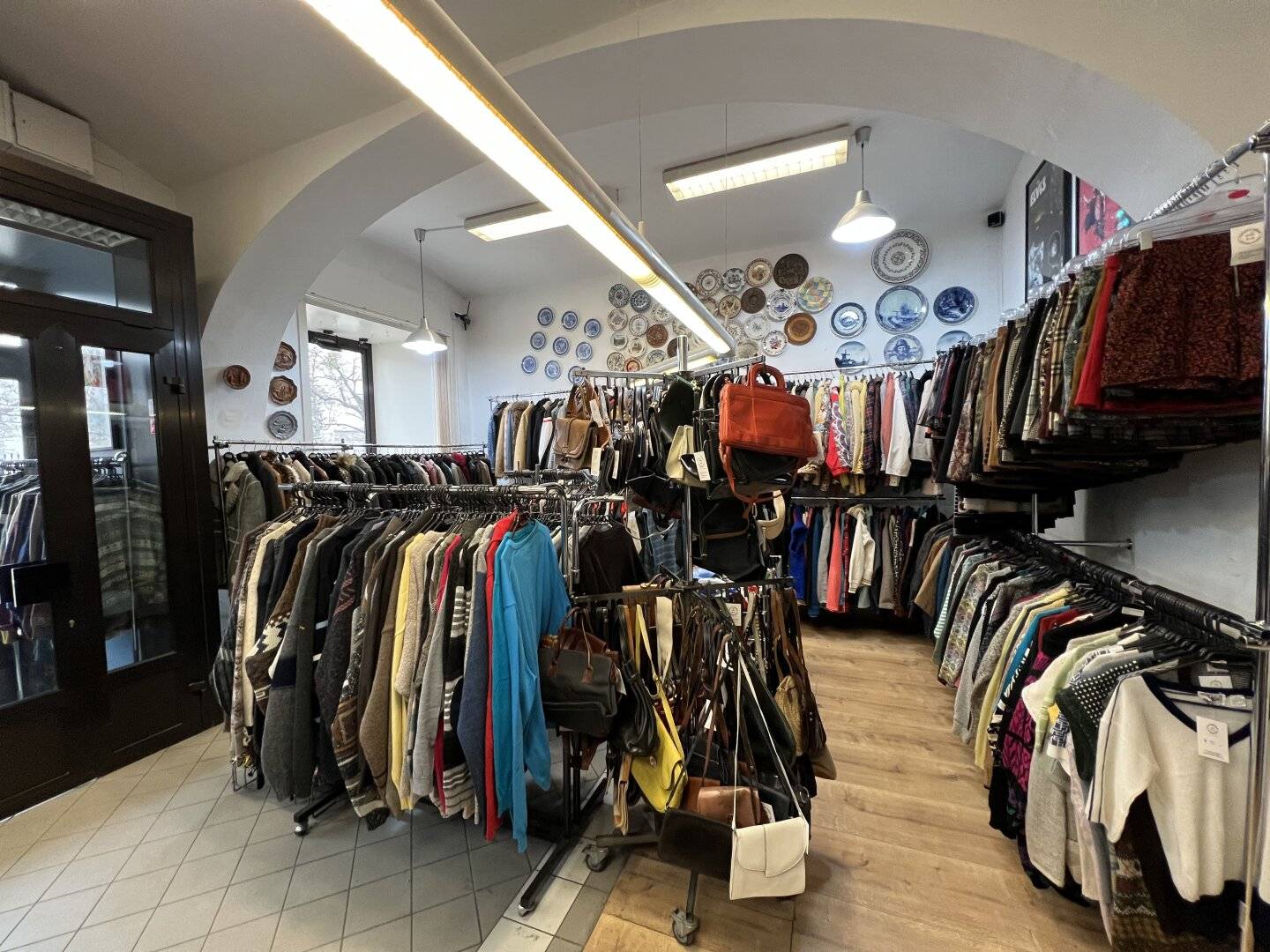 Appealing retail premises next to the University of Vienna with 2 large display windows