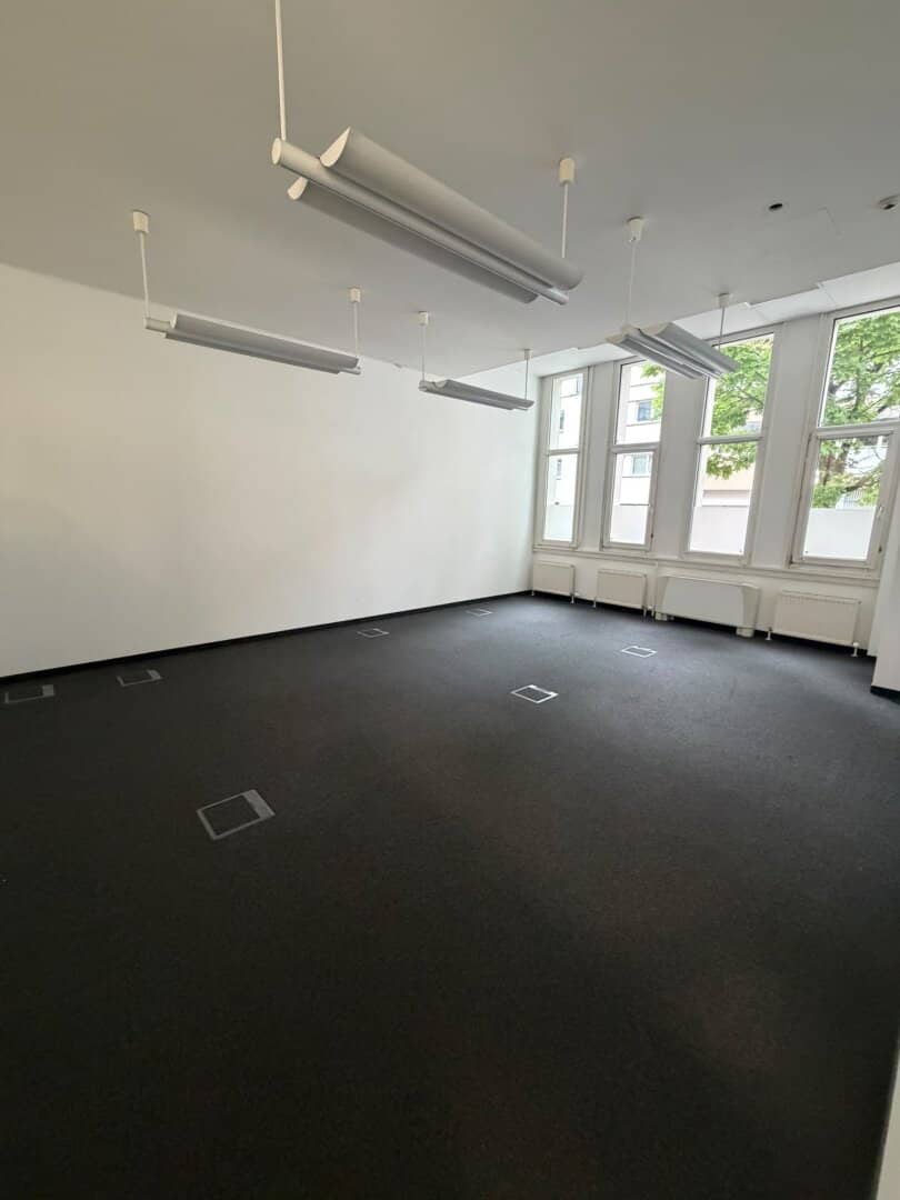 Spacious office or commercial space on the ground floor, Tschamlerstraße, Innsbruck